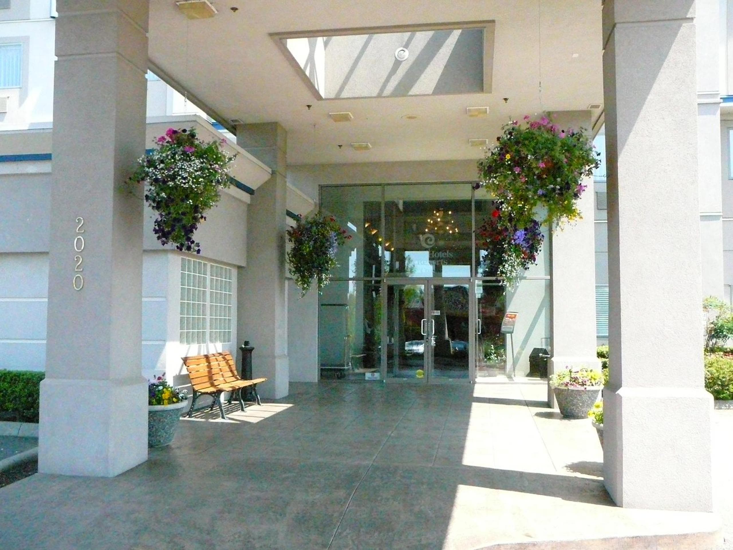 Coast Abbotsford Hotel & Suites