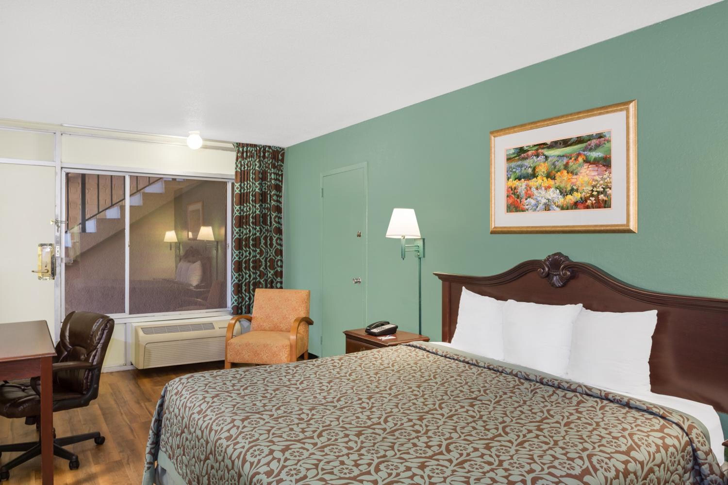 Travelodge by Wyndham Fort Myers Cape Coral