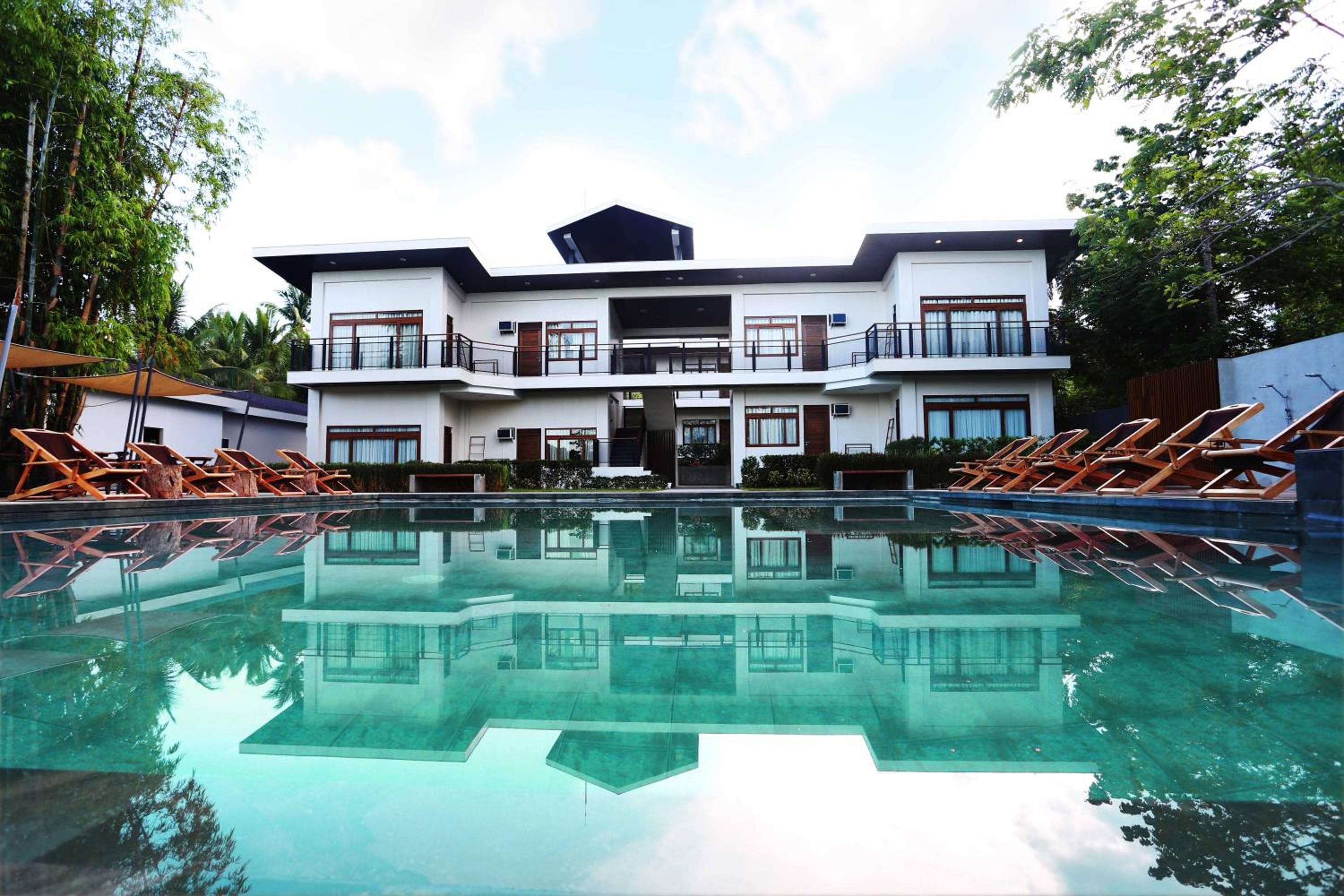 The Funny Lion - Coron