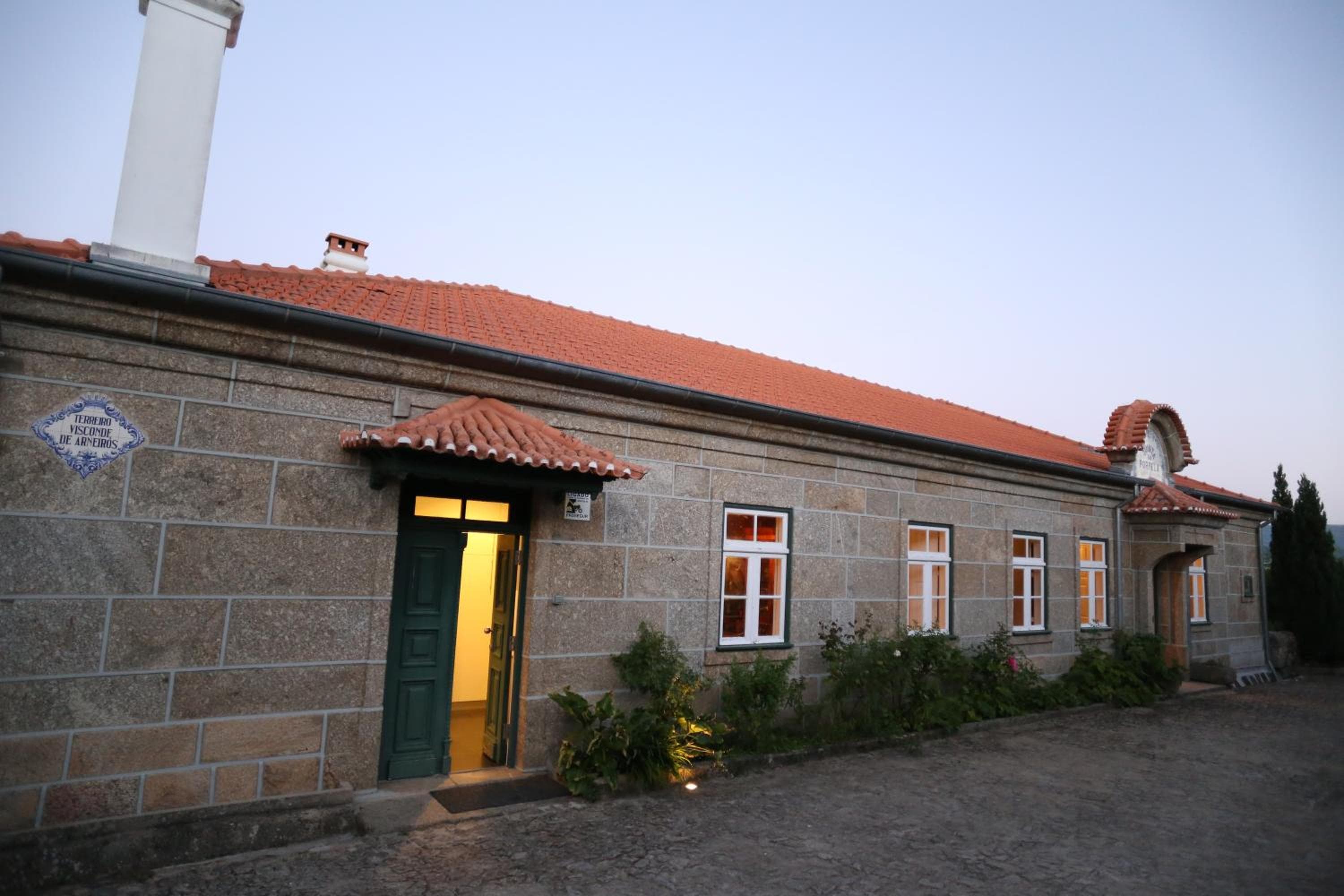 Quinta da Portela - Casa Visconde Arneiros - by RowdHouses