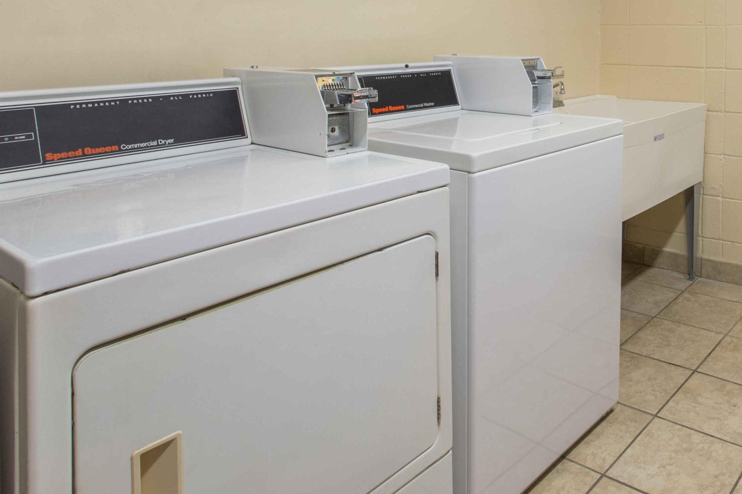 Days Inn & Suites by Wyndham Navarre - near Beaches Hurlburt