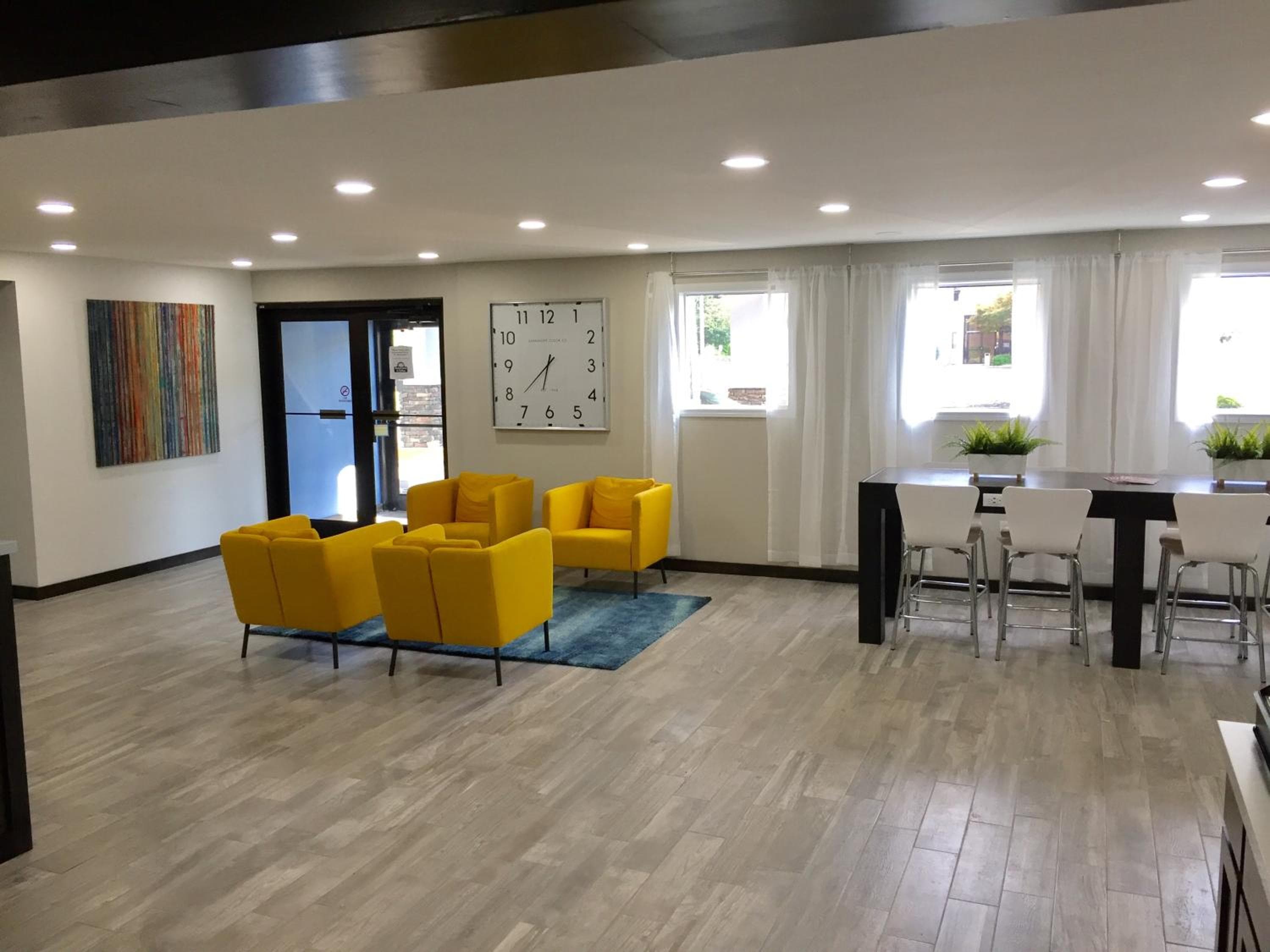 Days Inn & Suites by Wyndham Cincinnati North