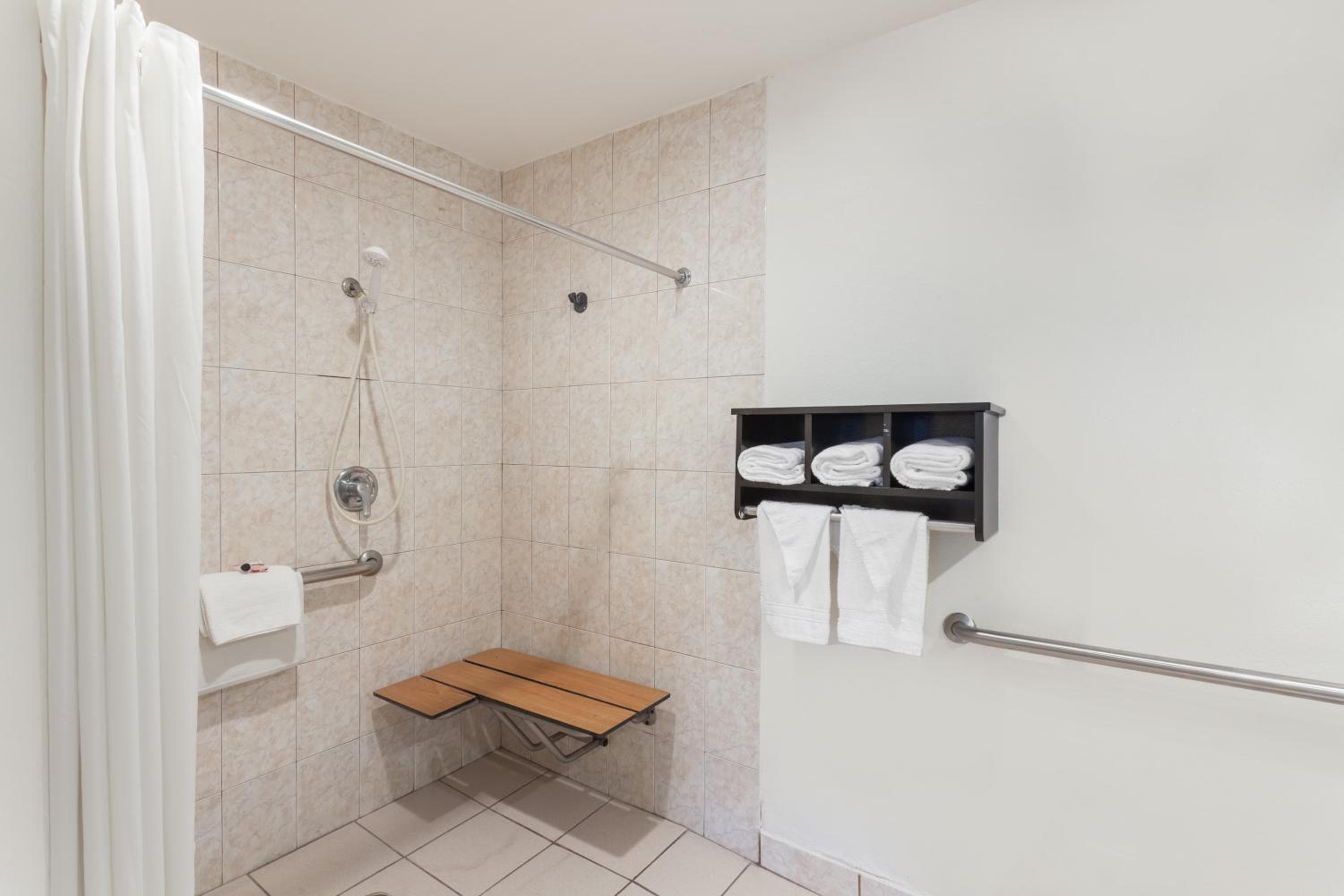 Howard Johnson by Wyndham National City/San Diego South