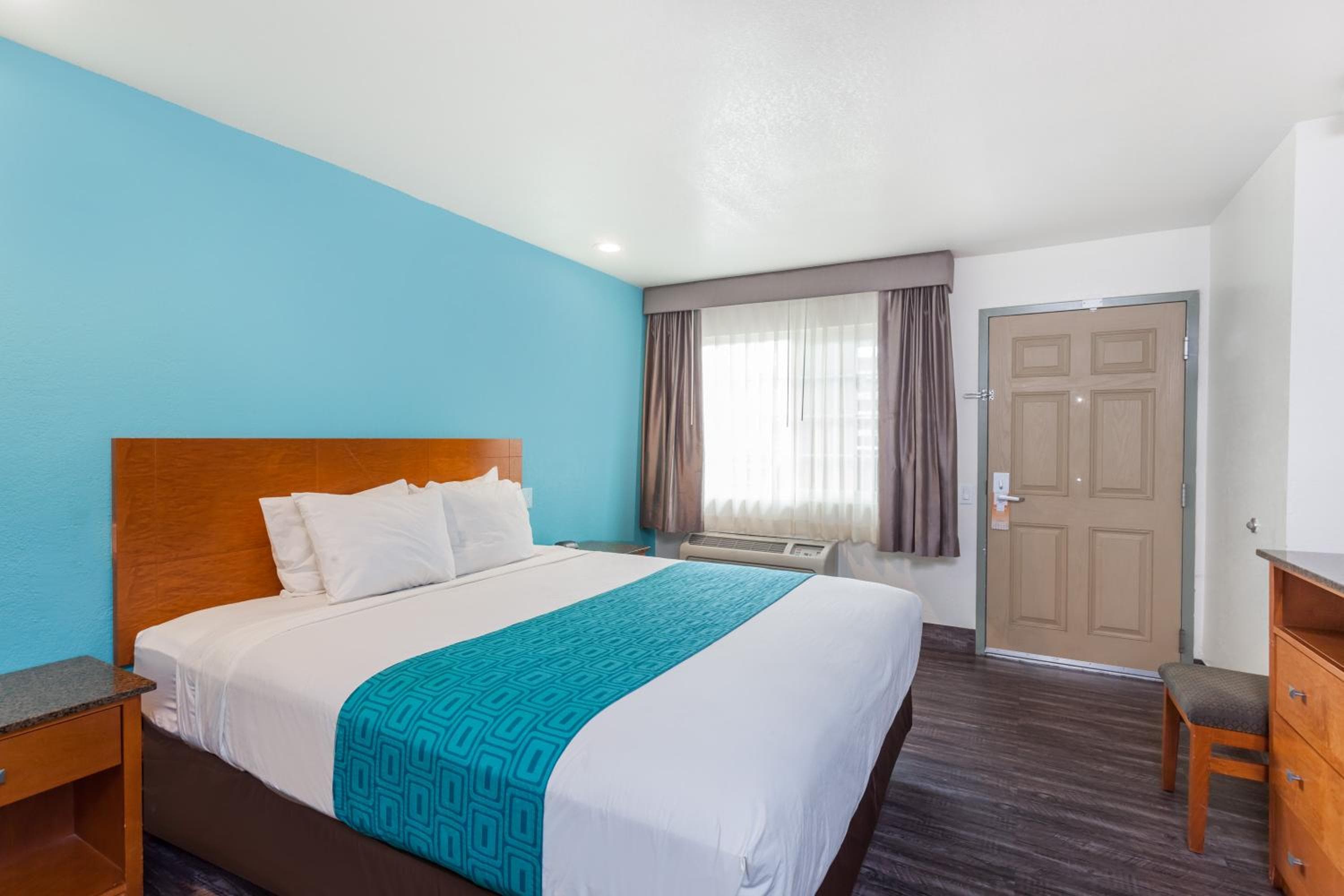 Howard Johnson by Wyndham National City/San Diego South