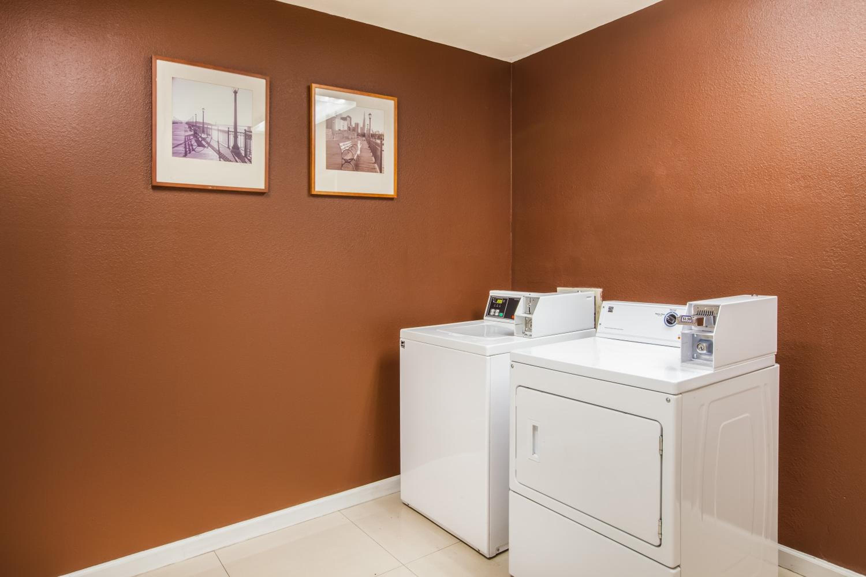 Days Inn & Suites by Wyndham Antioch