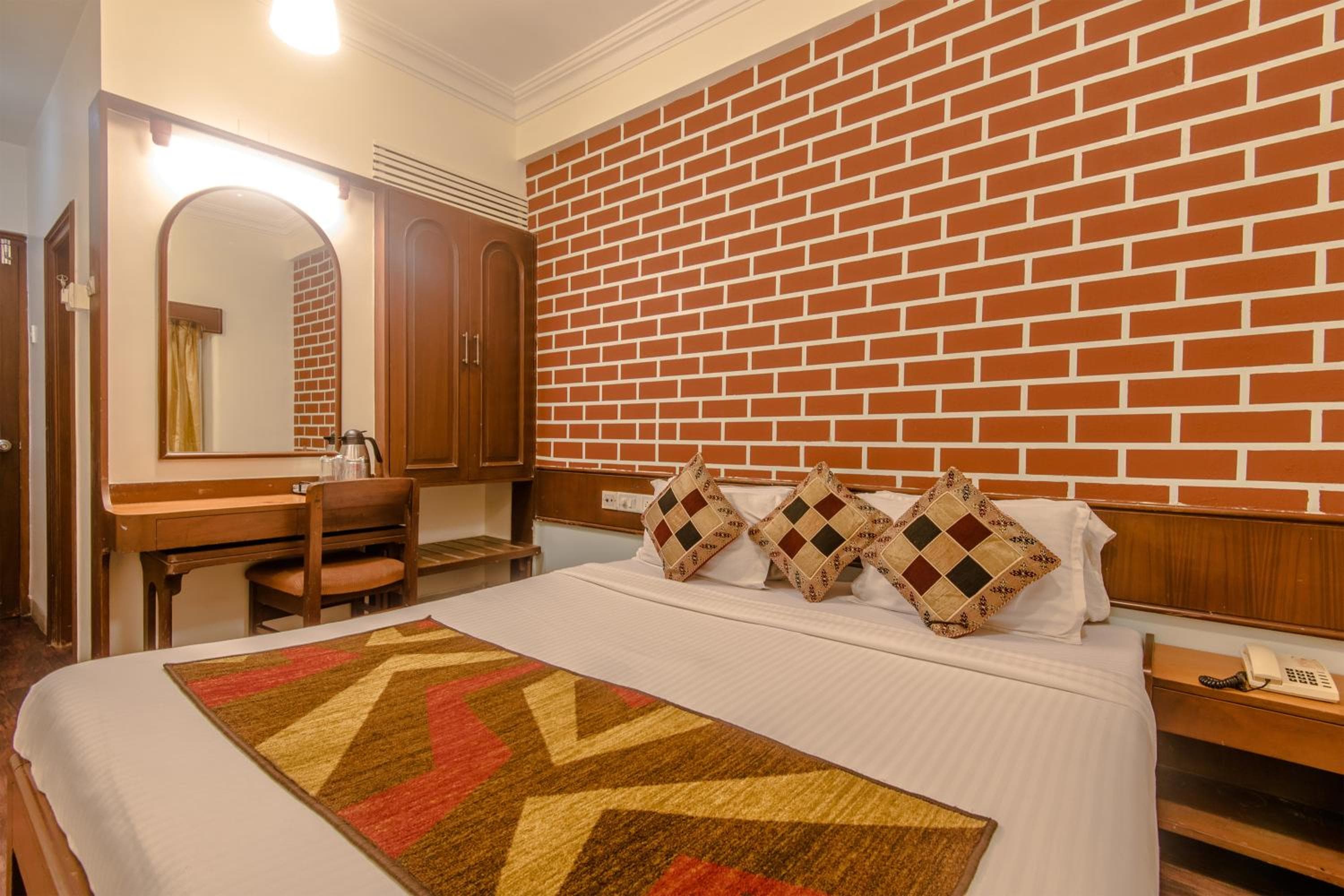 Hotel Mogul Palace - Near Masjid Bunder Mumbai