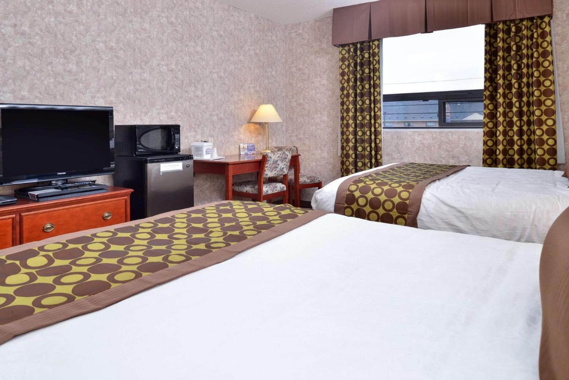Lexington Inn & Suites-Windsor
