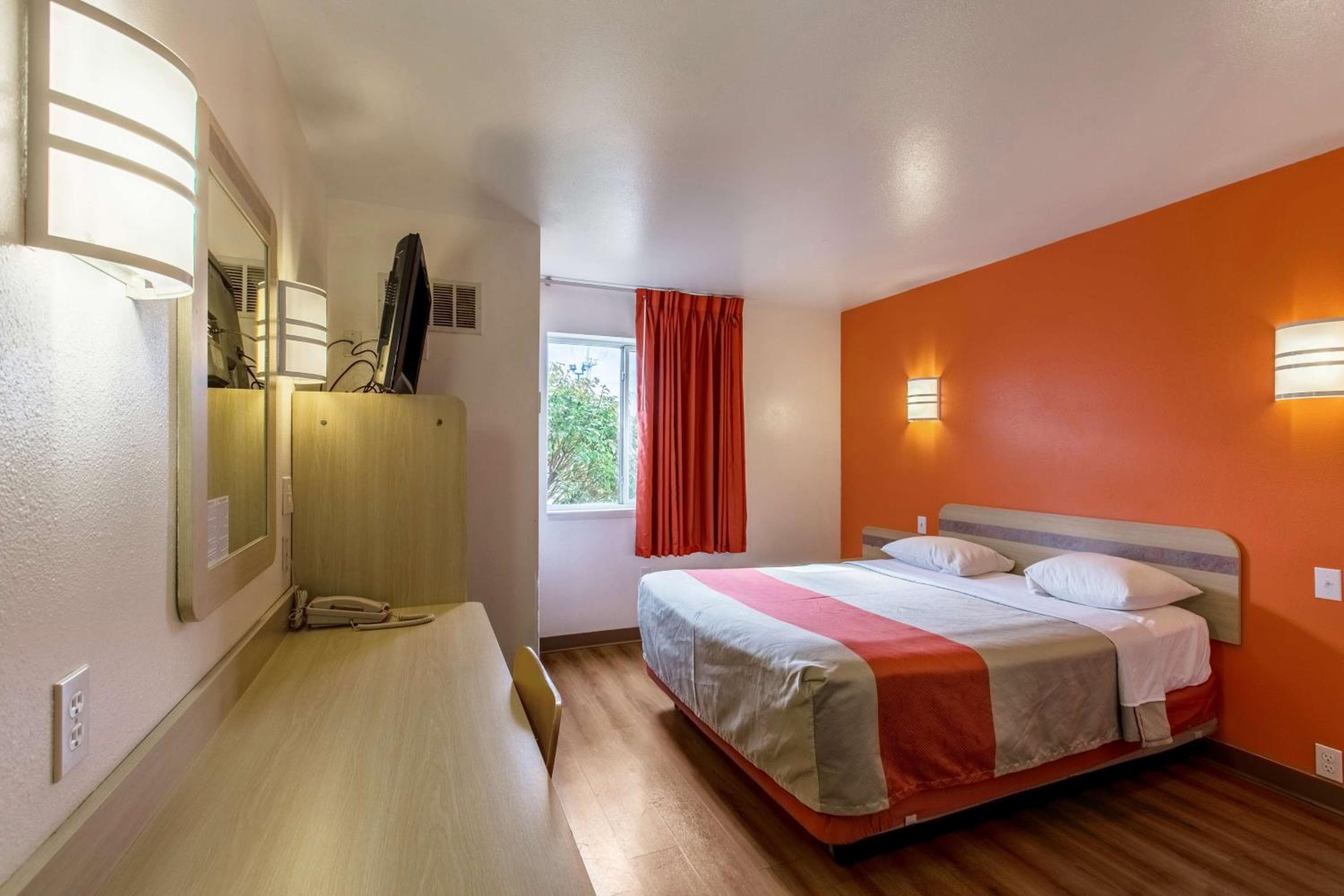 Motel 6-Baraboo, WI - Lake Delton-Wisconsin Dells