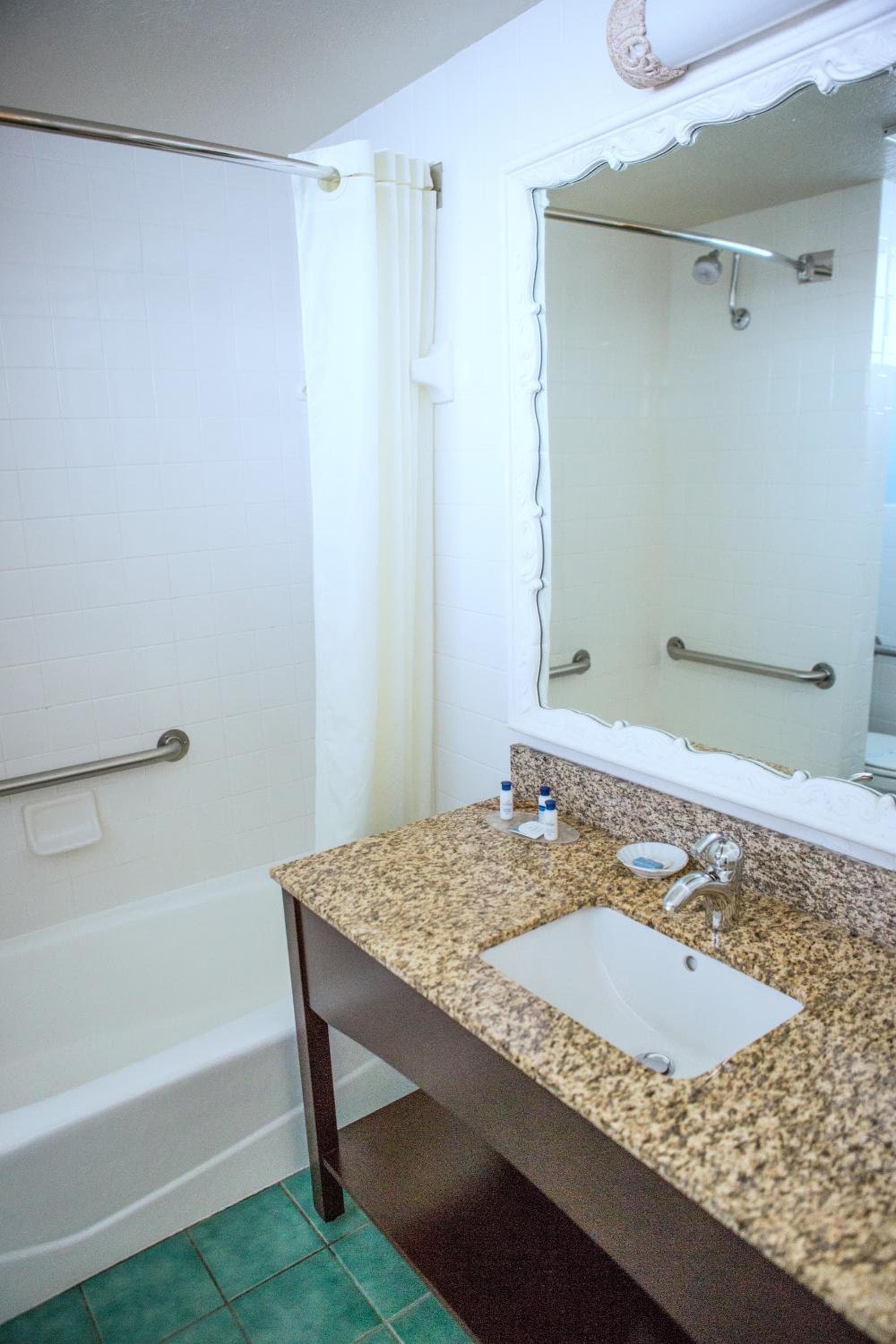 Best Western Plus Yacht Harbor Inn