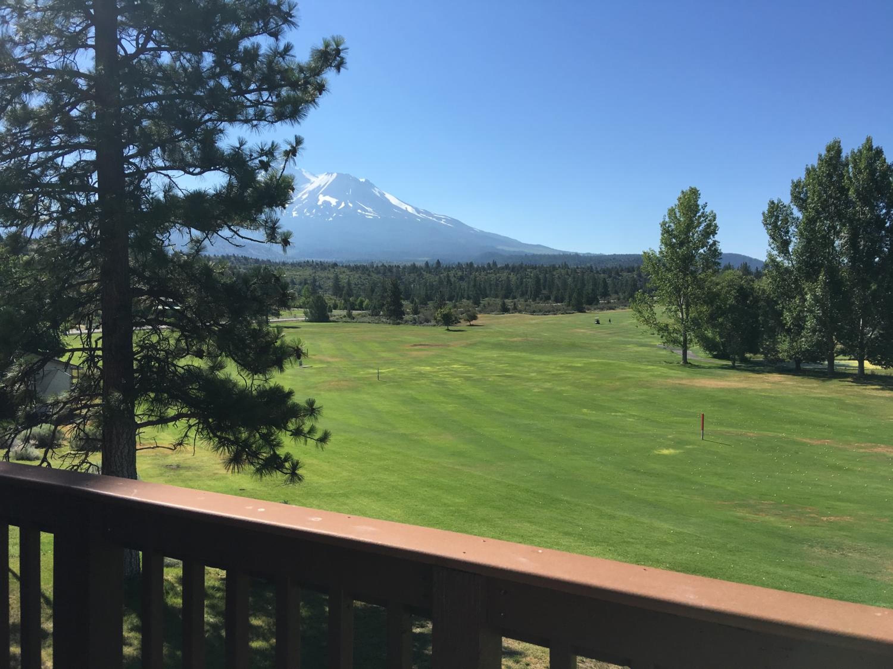 Lake Shastina Golf Resort