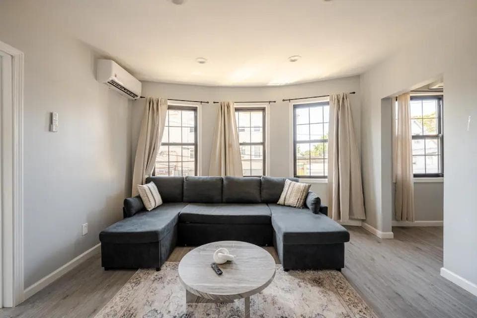 Modern 3-Bdrm Apt in Black Rock