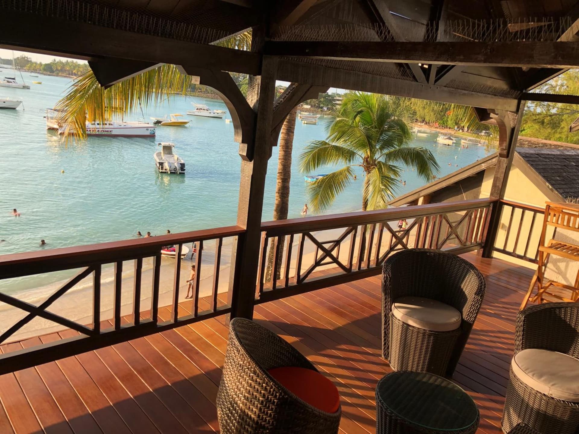 Grand Baie Seaview Penthouse-direct on beach