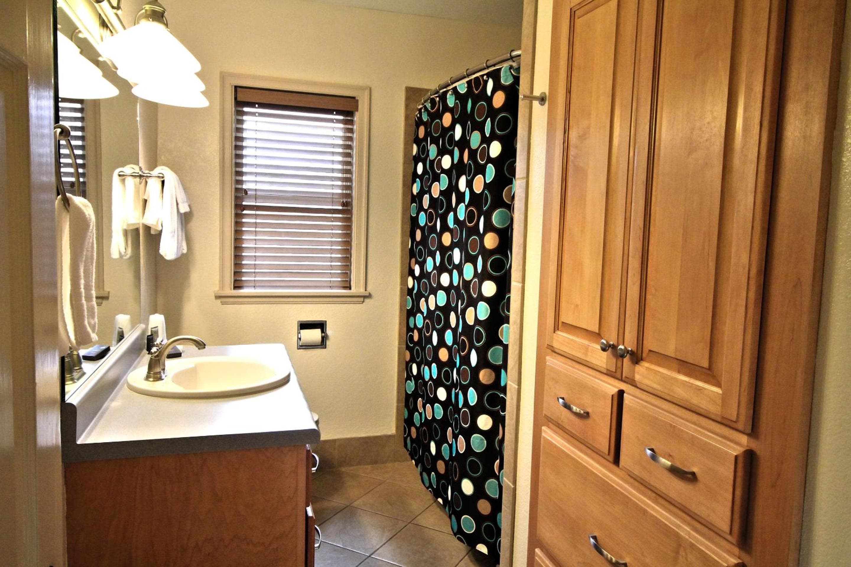 Peach Tree Inn & Suites