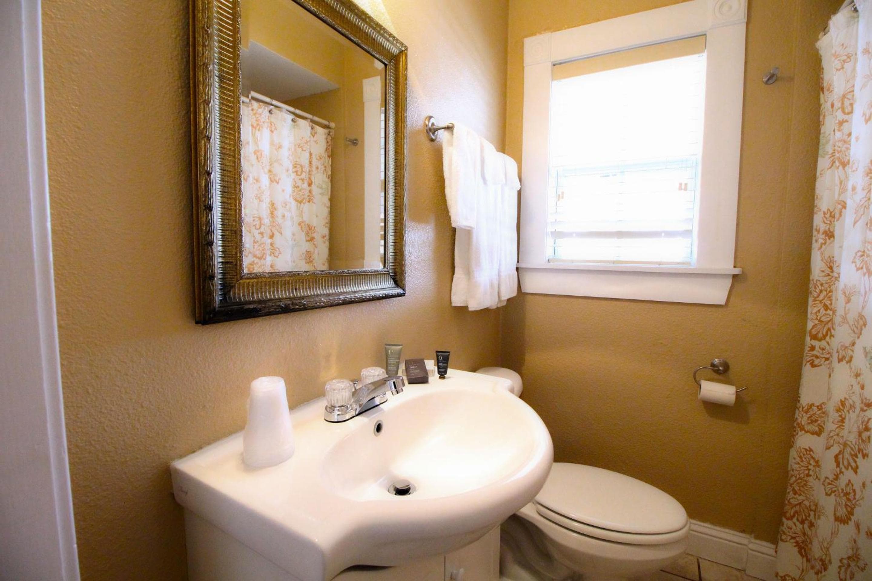 Peach Tree Inn & Suites