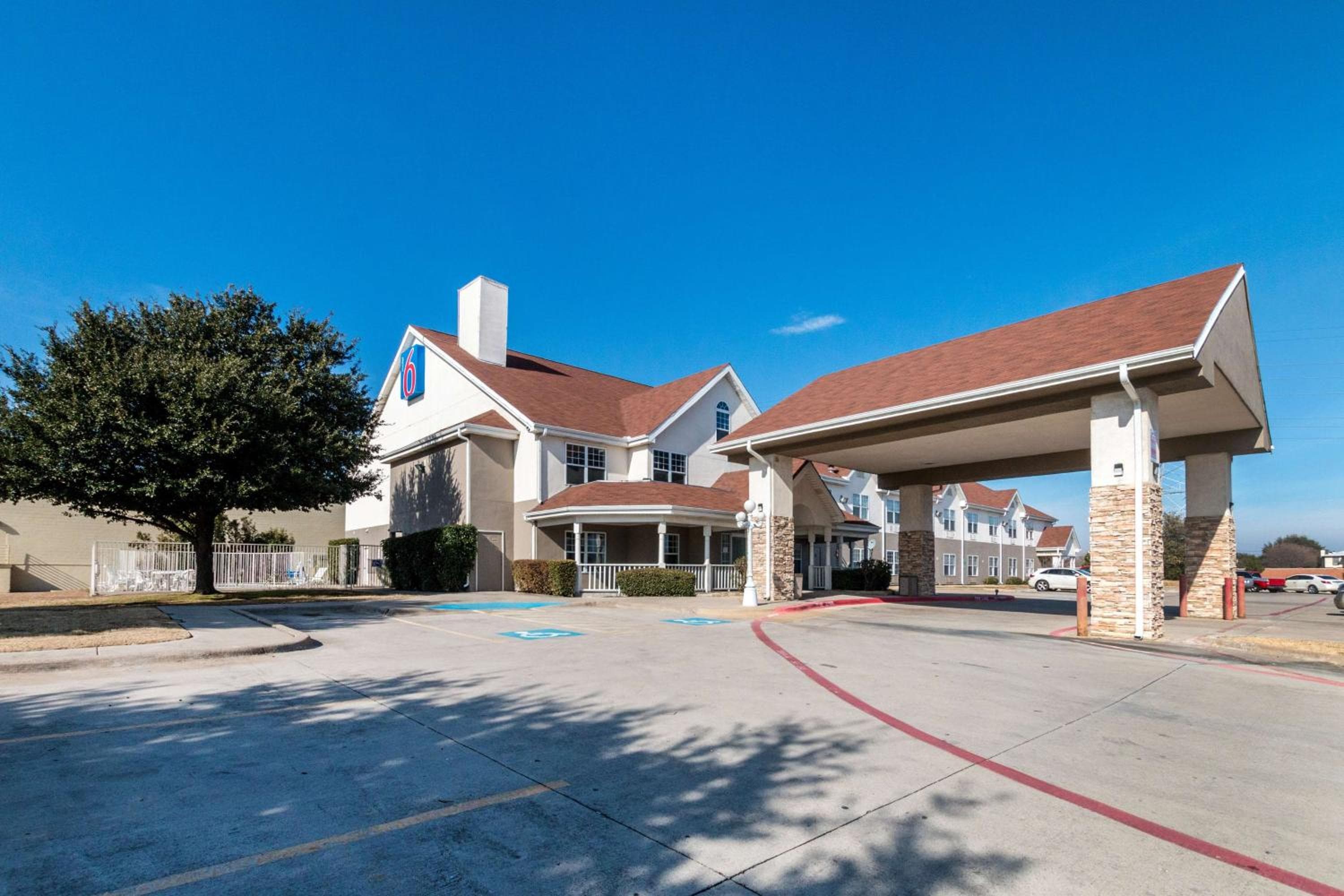 Motel 6-North Richland Hills, TX - Rufe Snow
