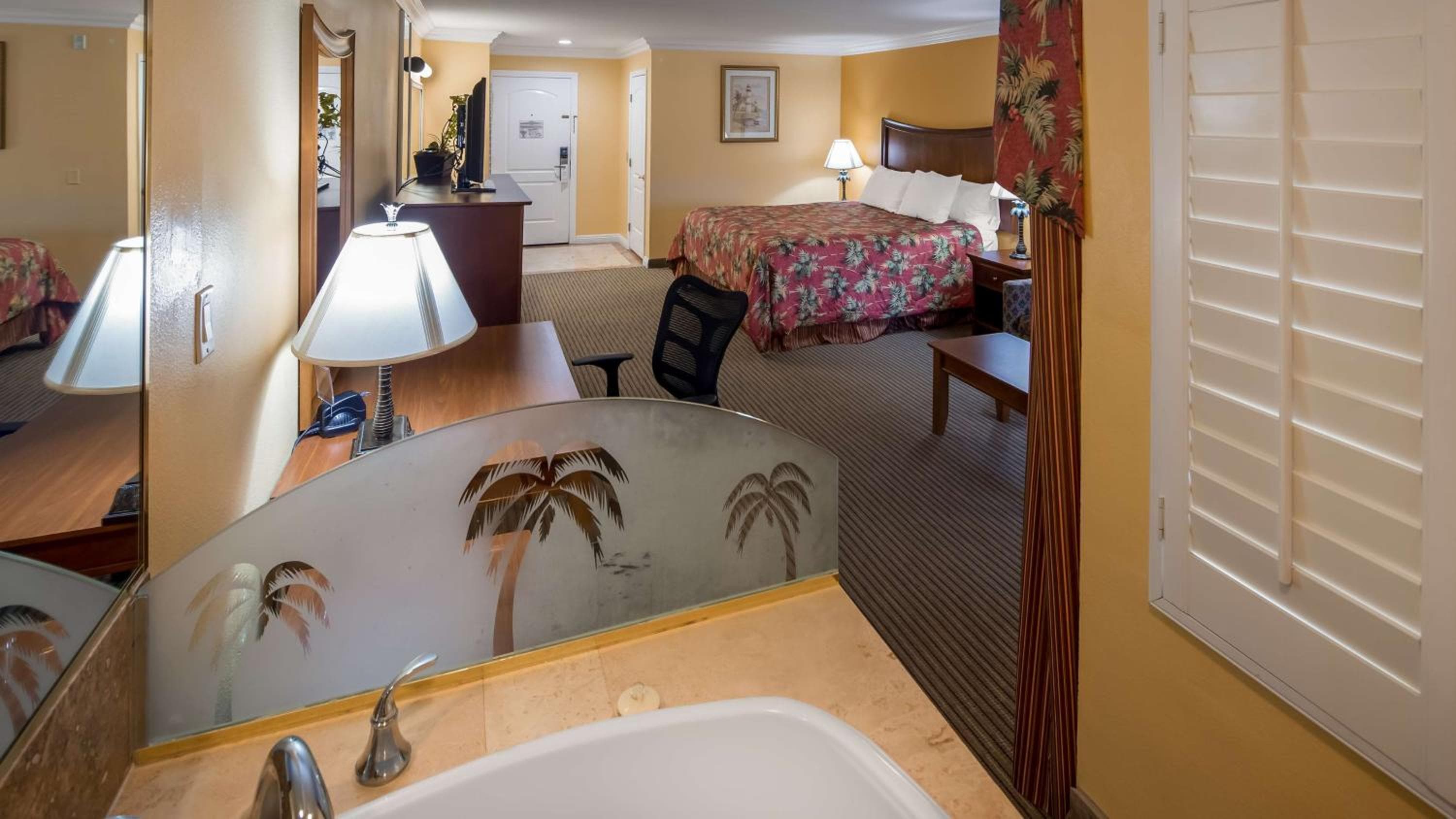 Best Western Harbour Inn & Suites Huntington - Sunset Beach