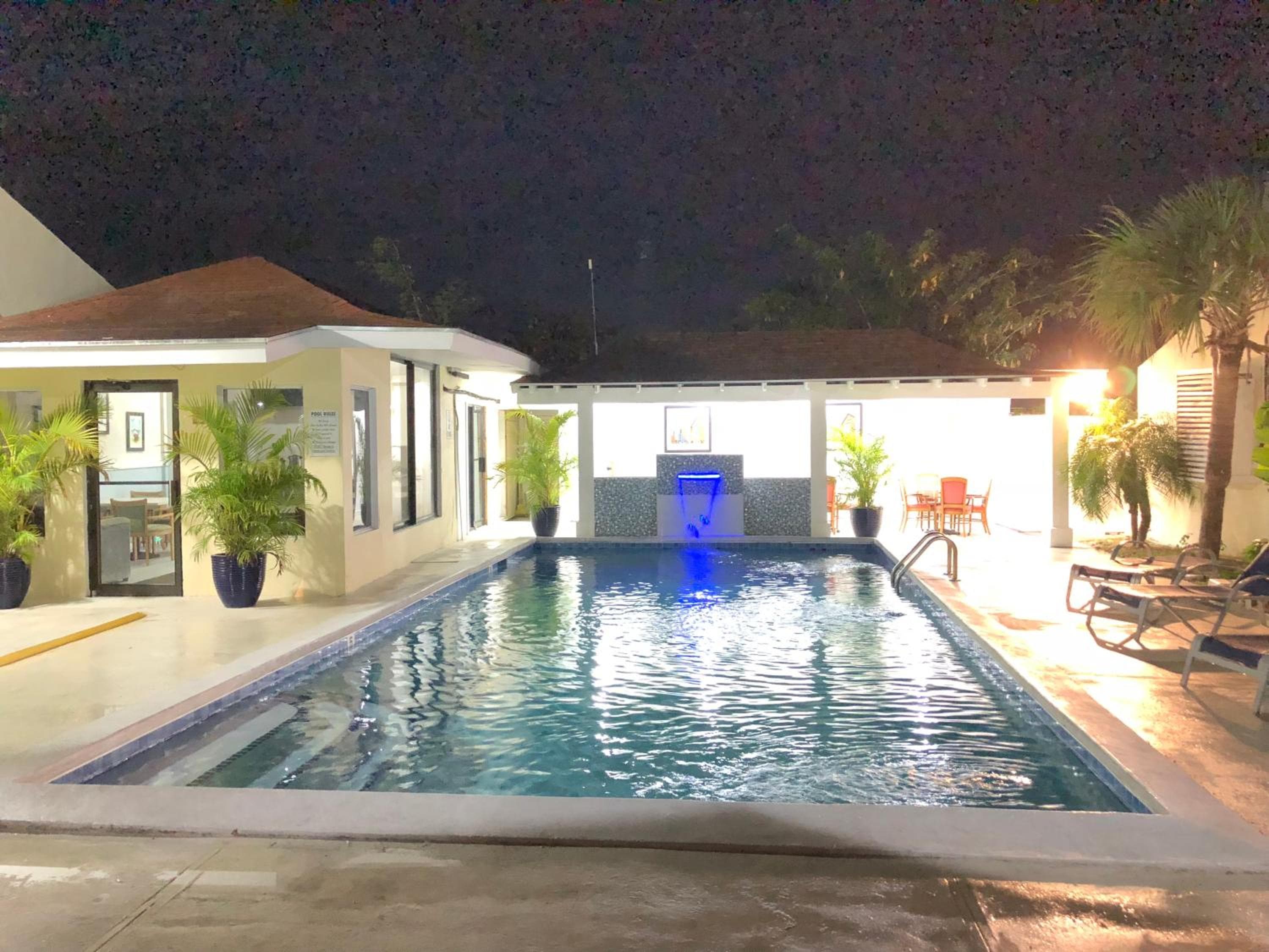 Colony Club Inn & Suites