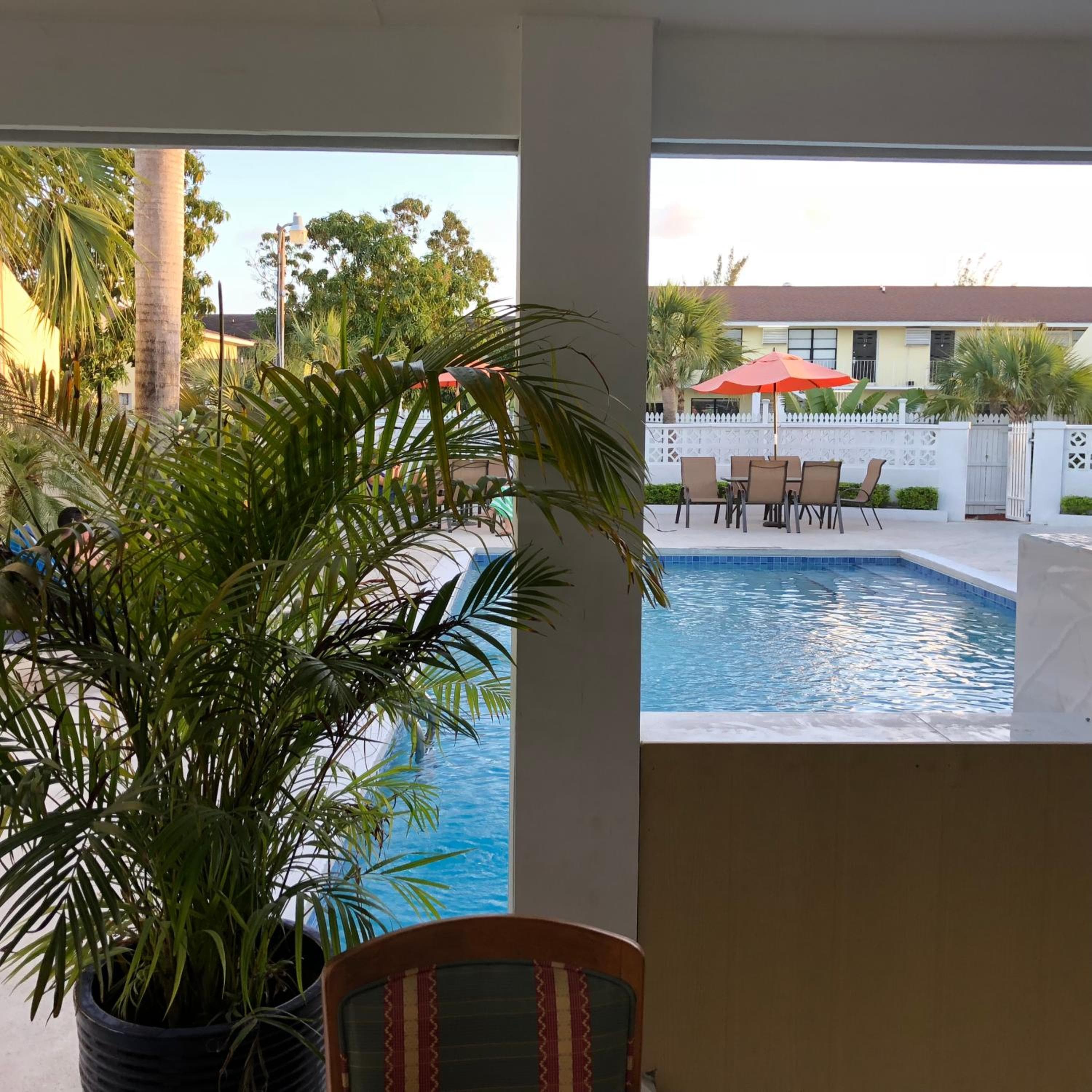 Colony Club Inn & Suites