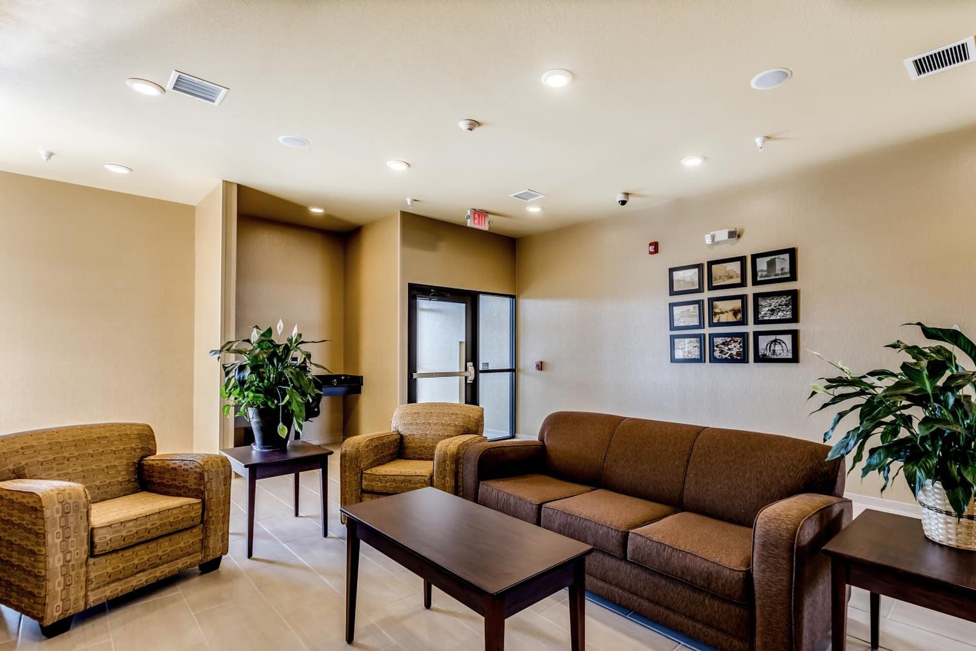 Cobblestone Inn & Suites - Waverly