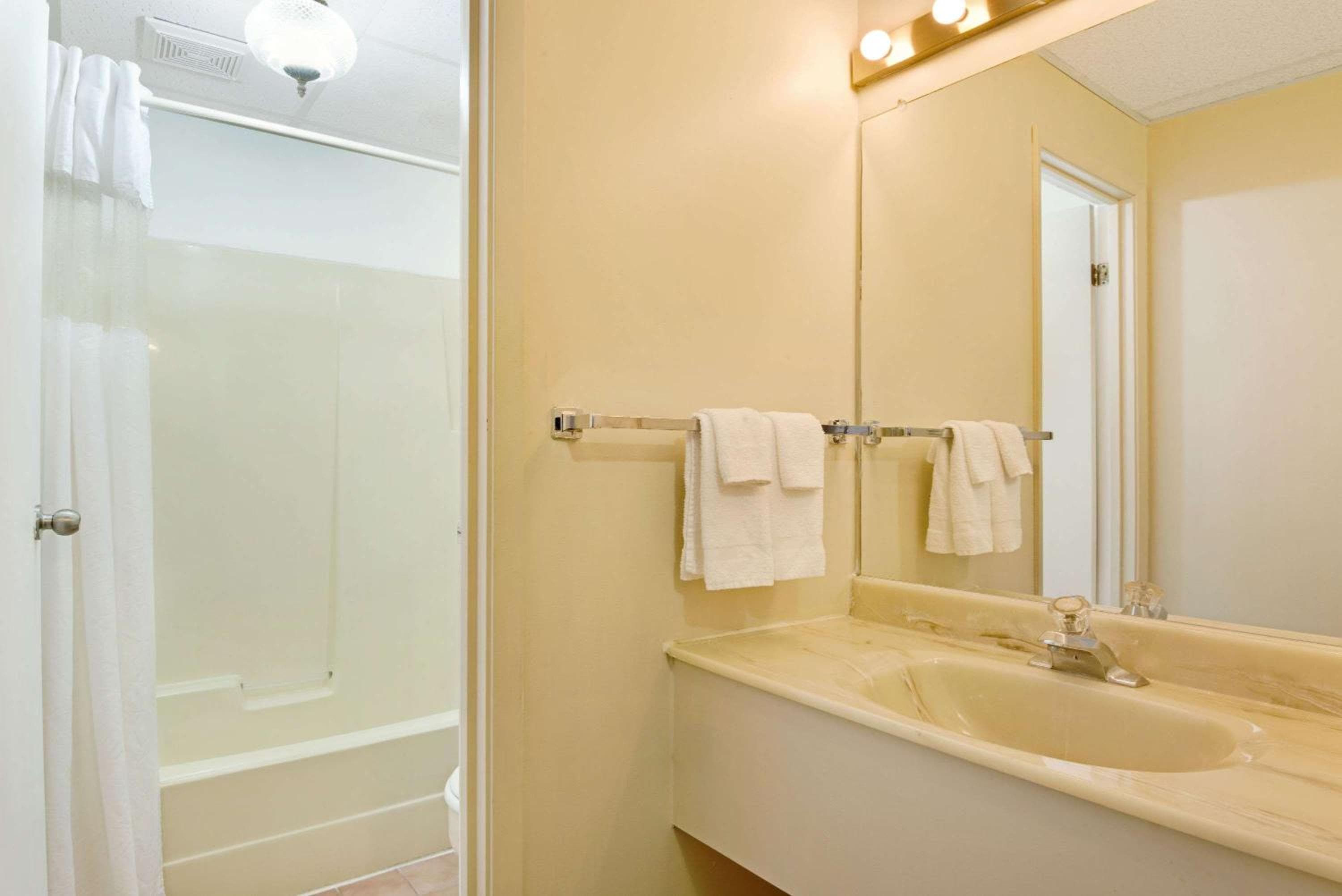 Knights Inn - Park Villa Motel, Midland