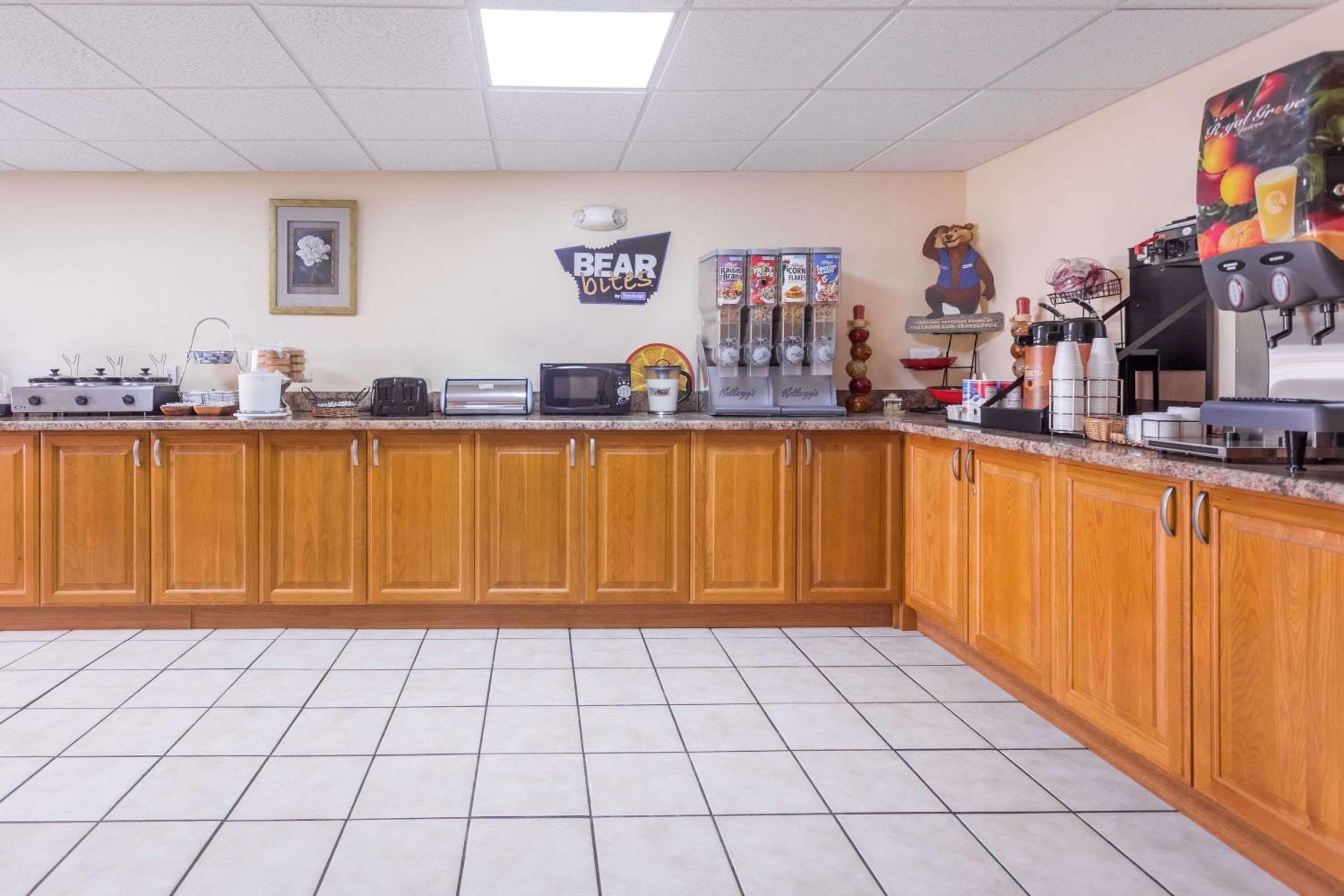 Regency Inn & Suites-Hamilton Place