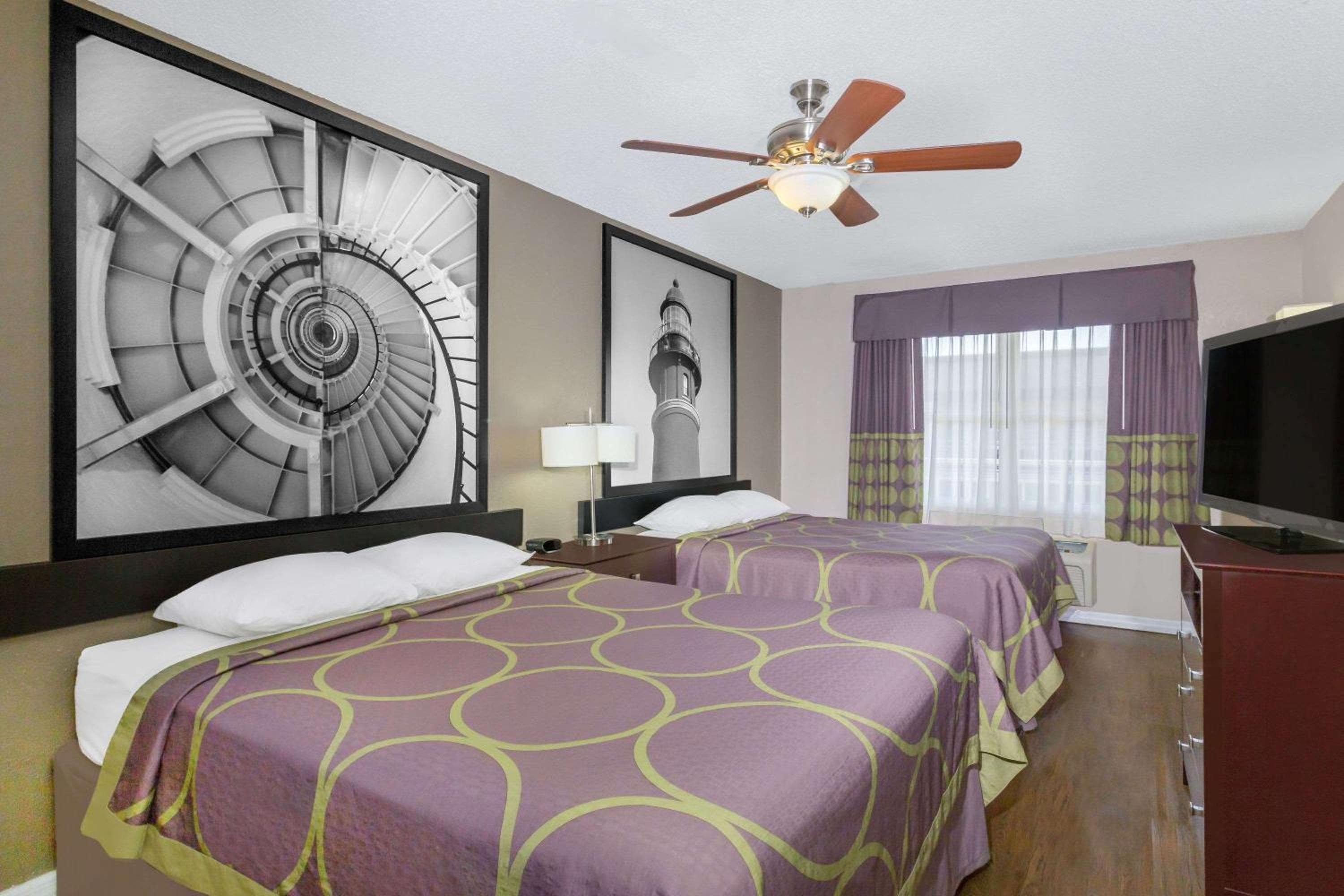 Super 8 by Wyndham Ellenton Bradenton Area