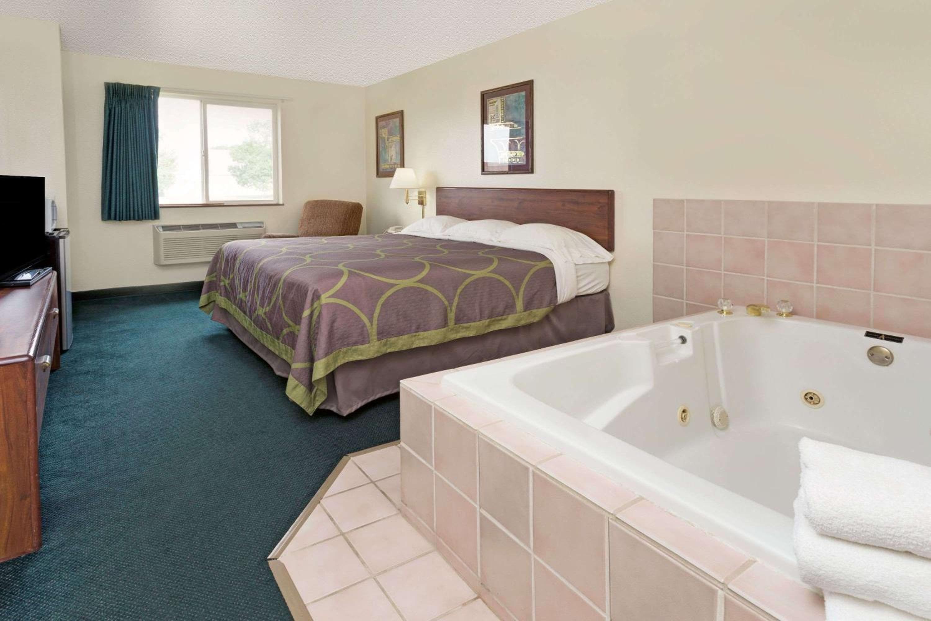 Super 8 by Wyndham Windsor