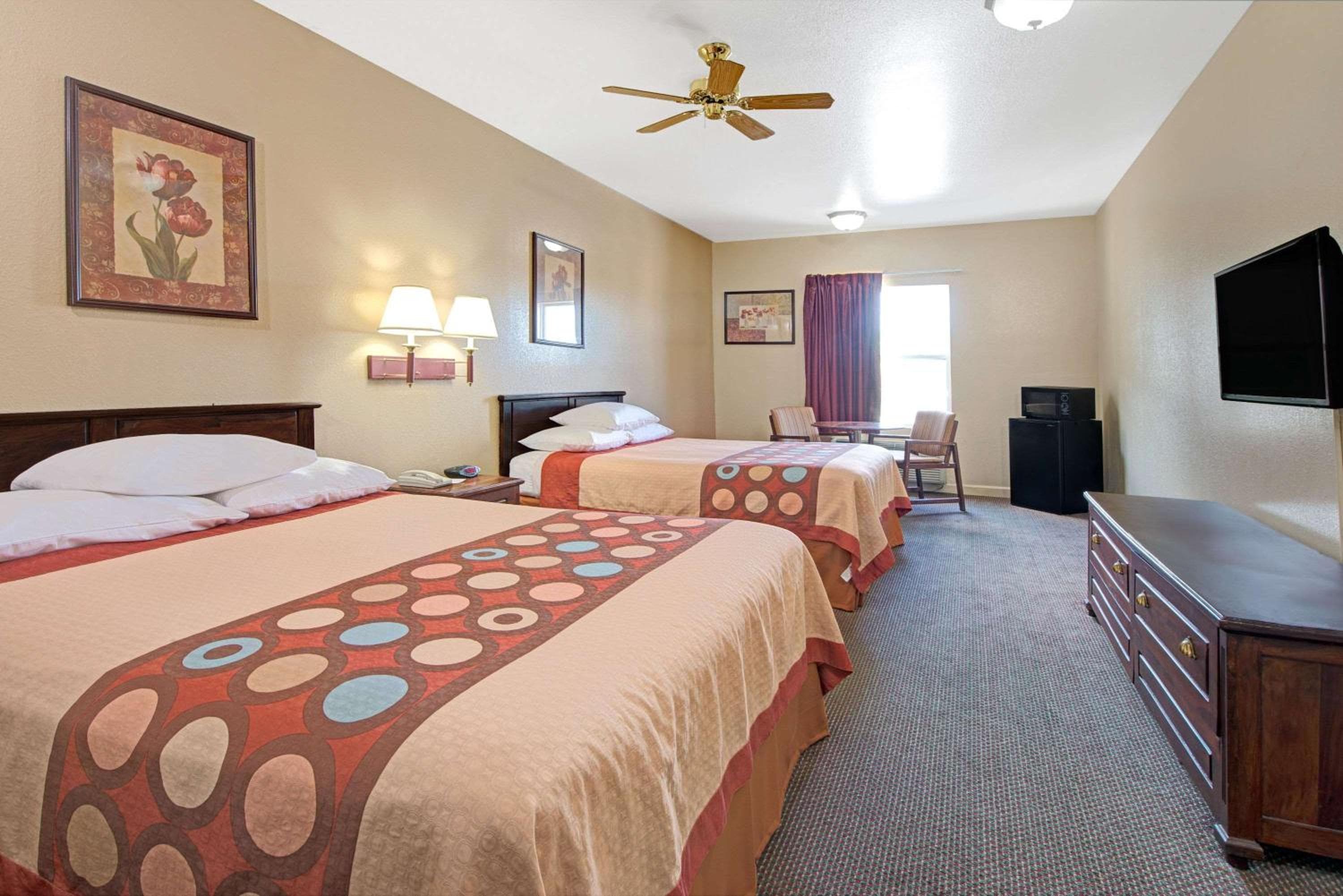 Super 8 by Wyndham St. Louis Airport