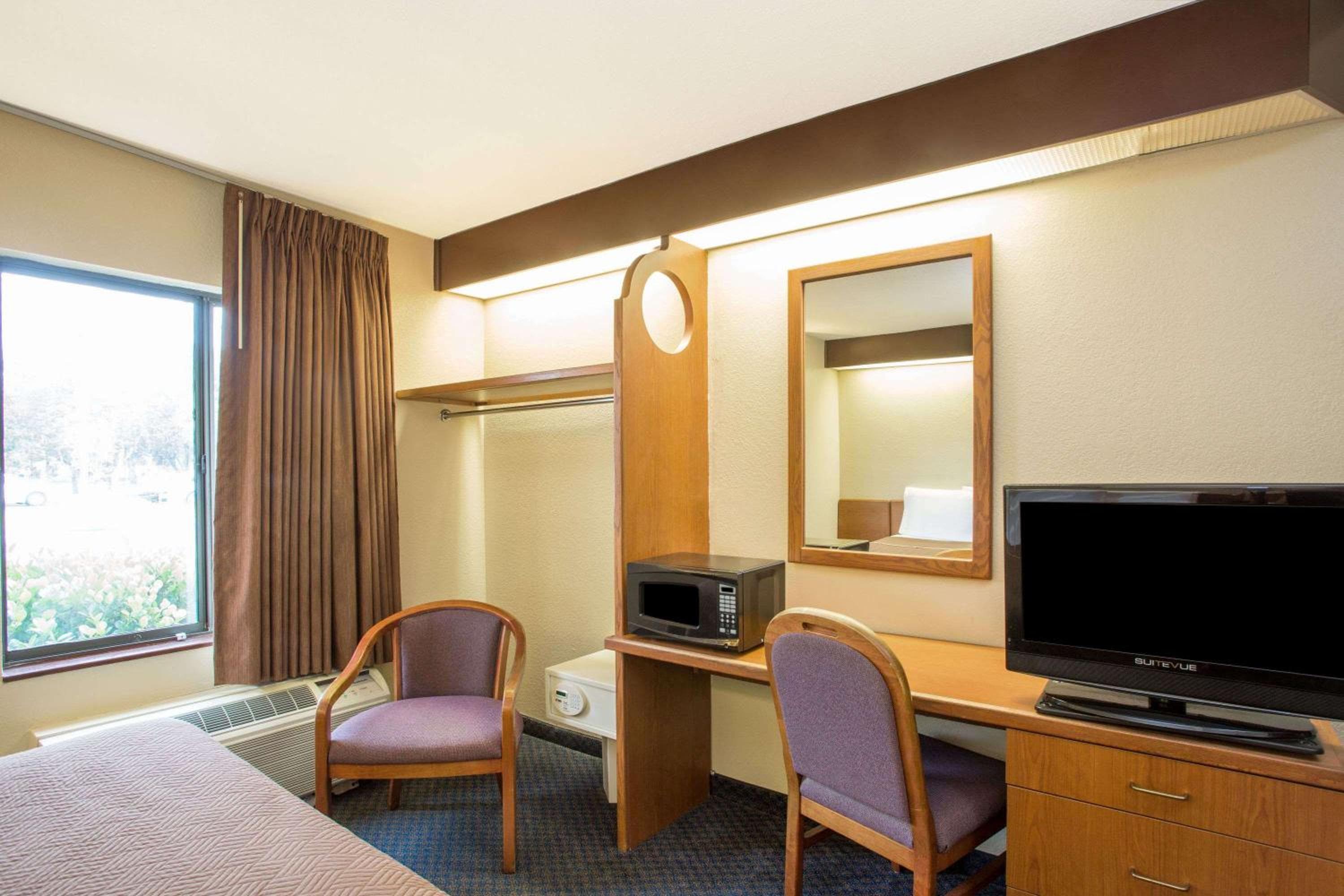 Travelodge by Wyndham Fort Myers Airport