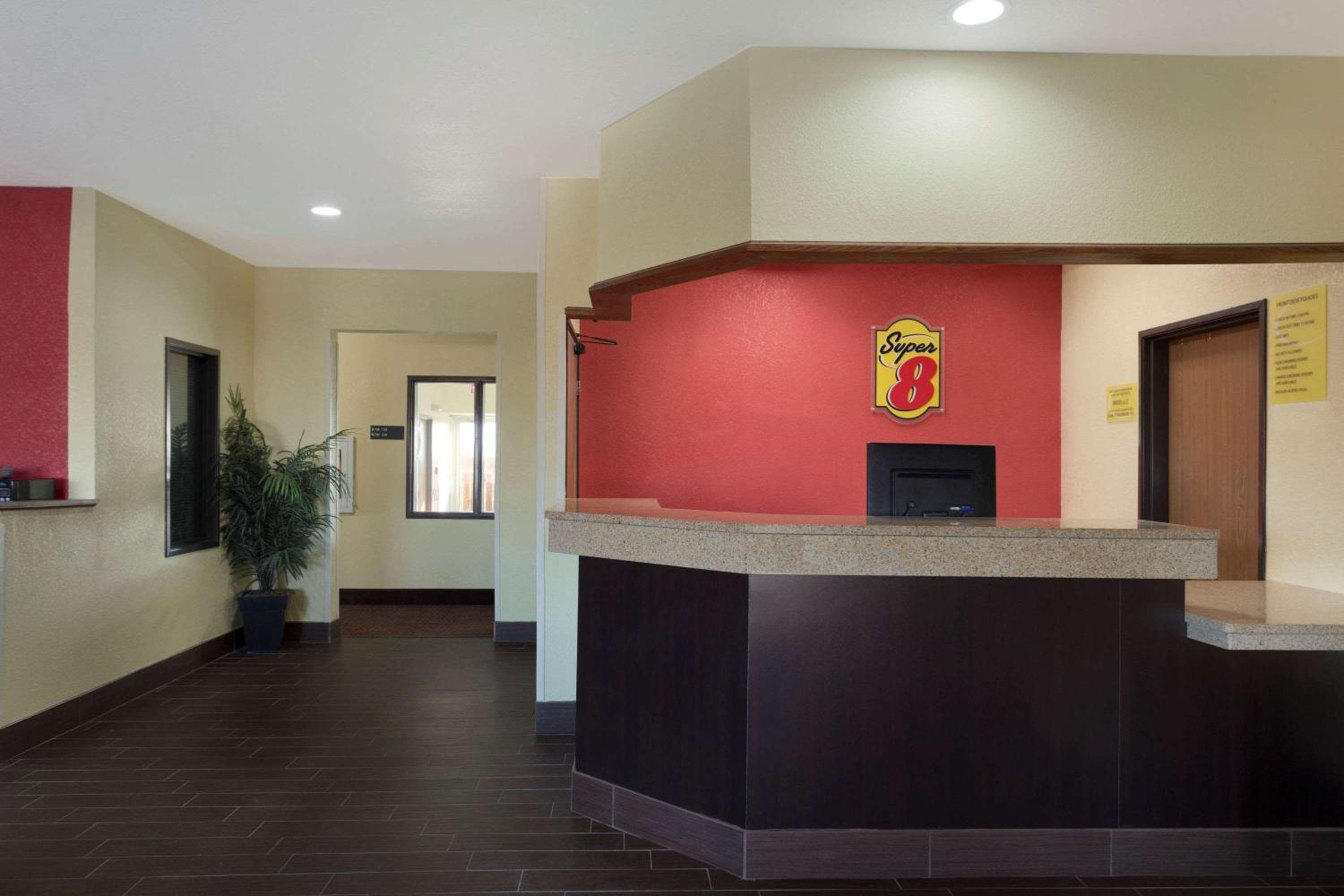 Super 8 by Wyndham Lees Summit