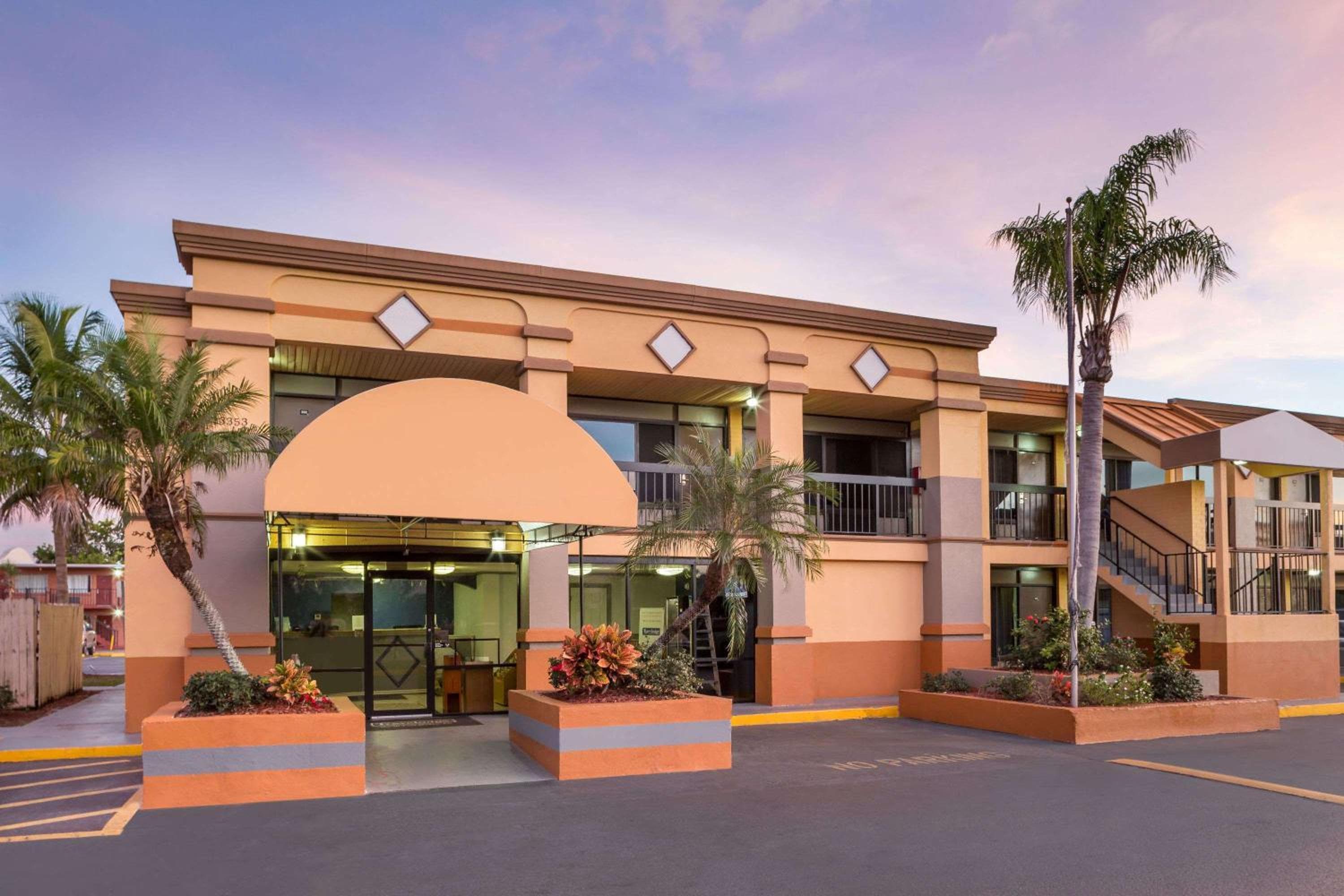 Travelodge by Wyndham Fort Myers Cape Coral