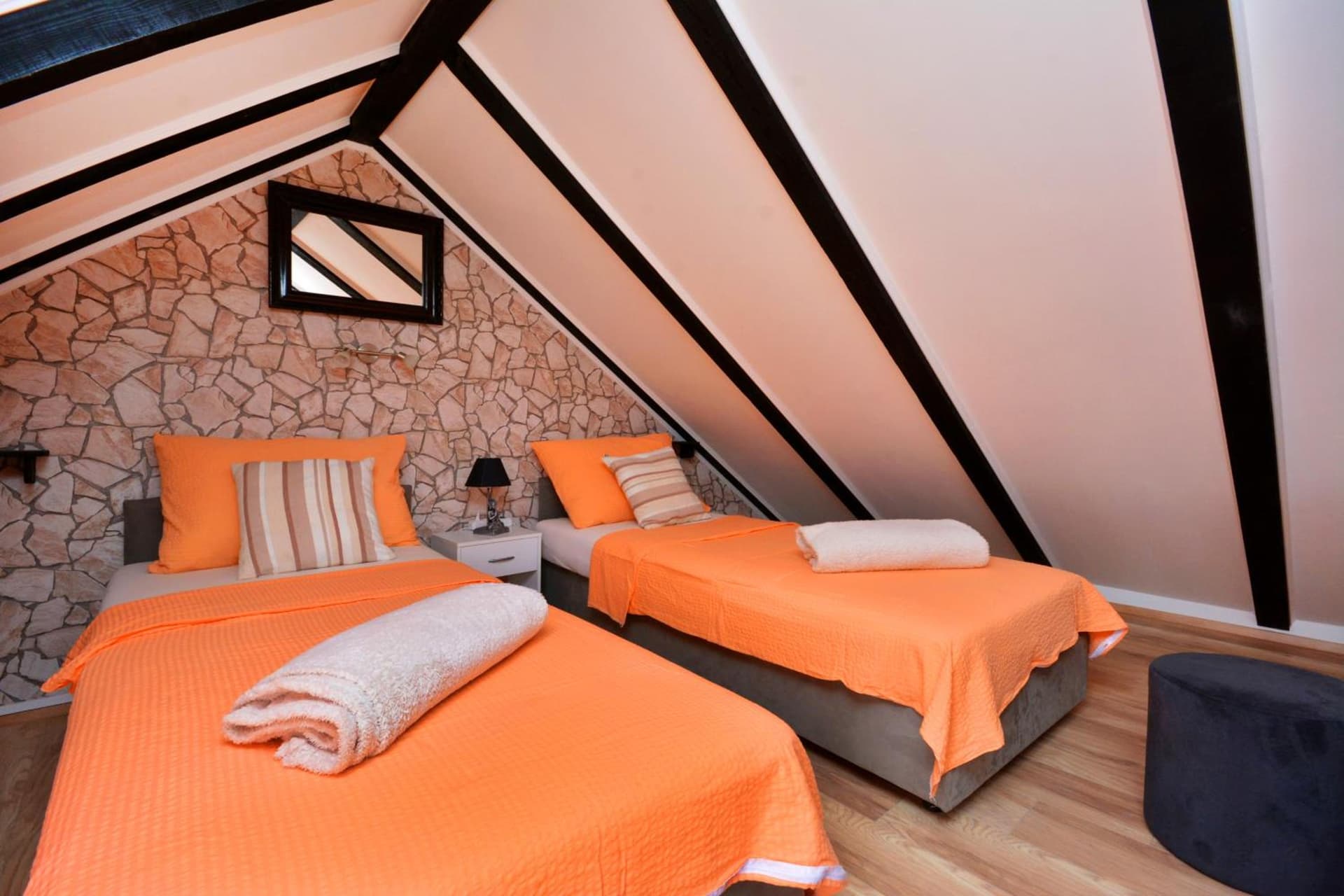 Apartments & Rooms As