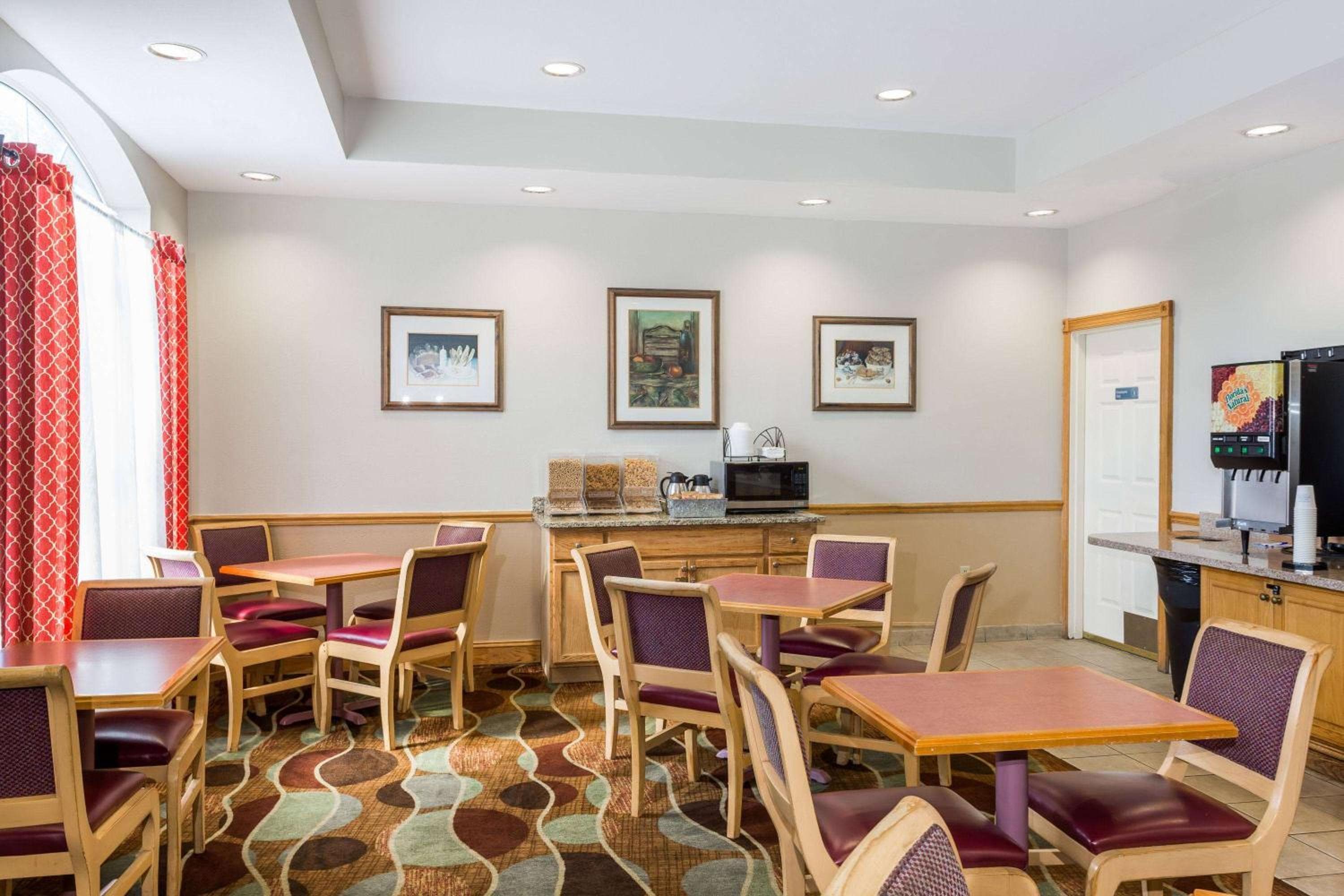 Baymont Inn & Suites by Wyndham Fort Myers I-75