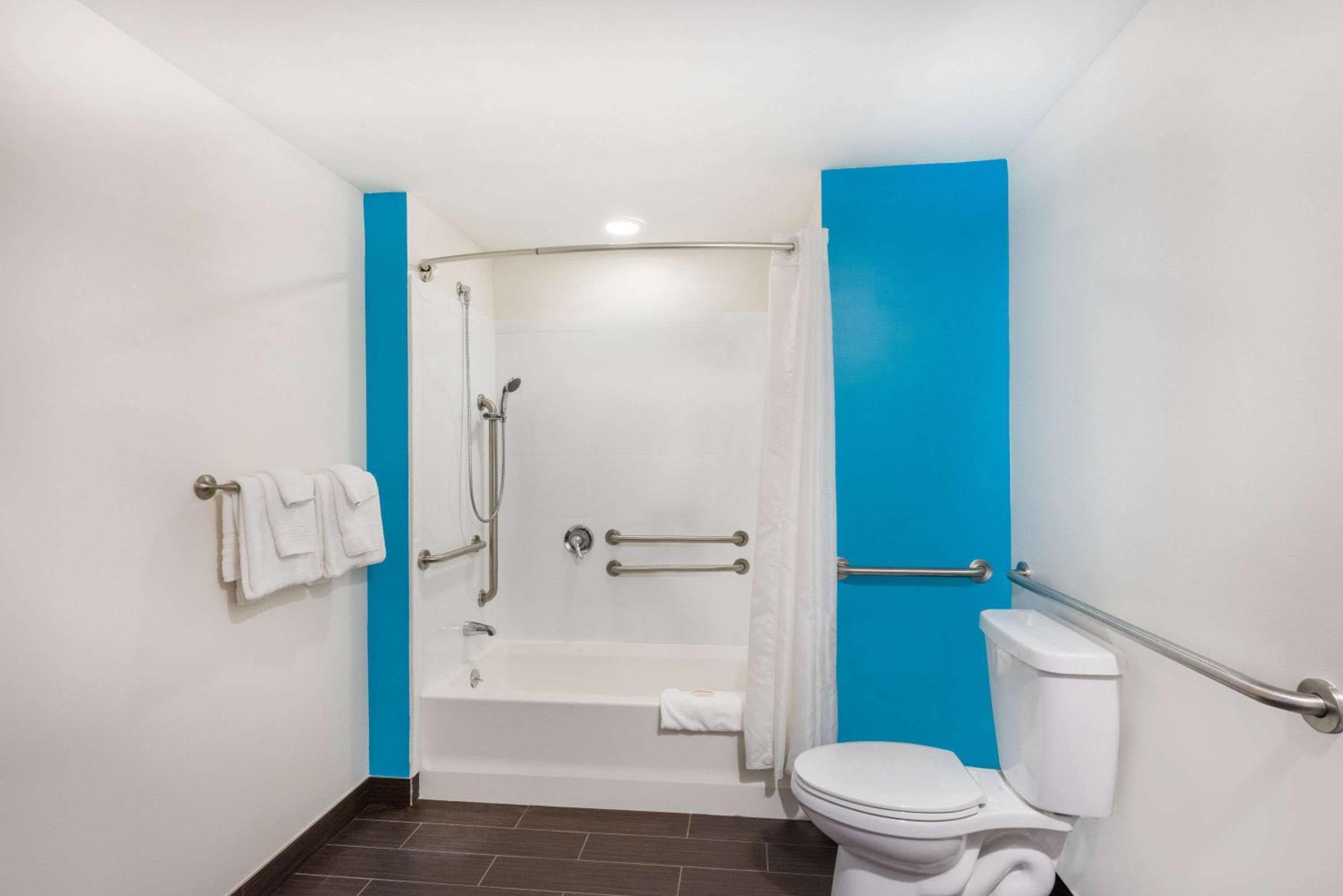 Howard Johnson by Wyndham Quincy/ Boston
