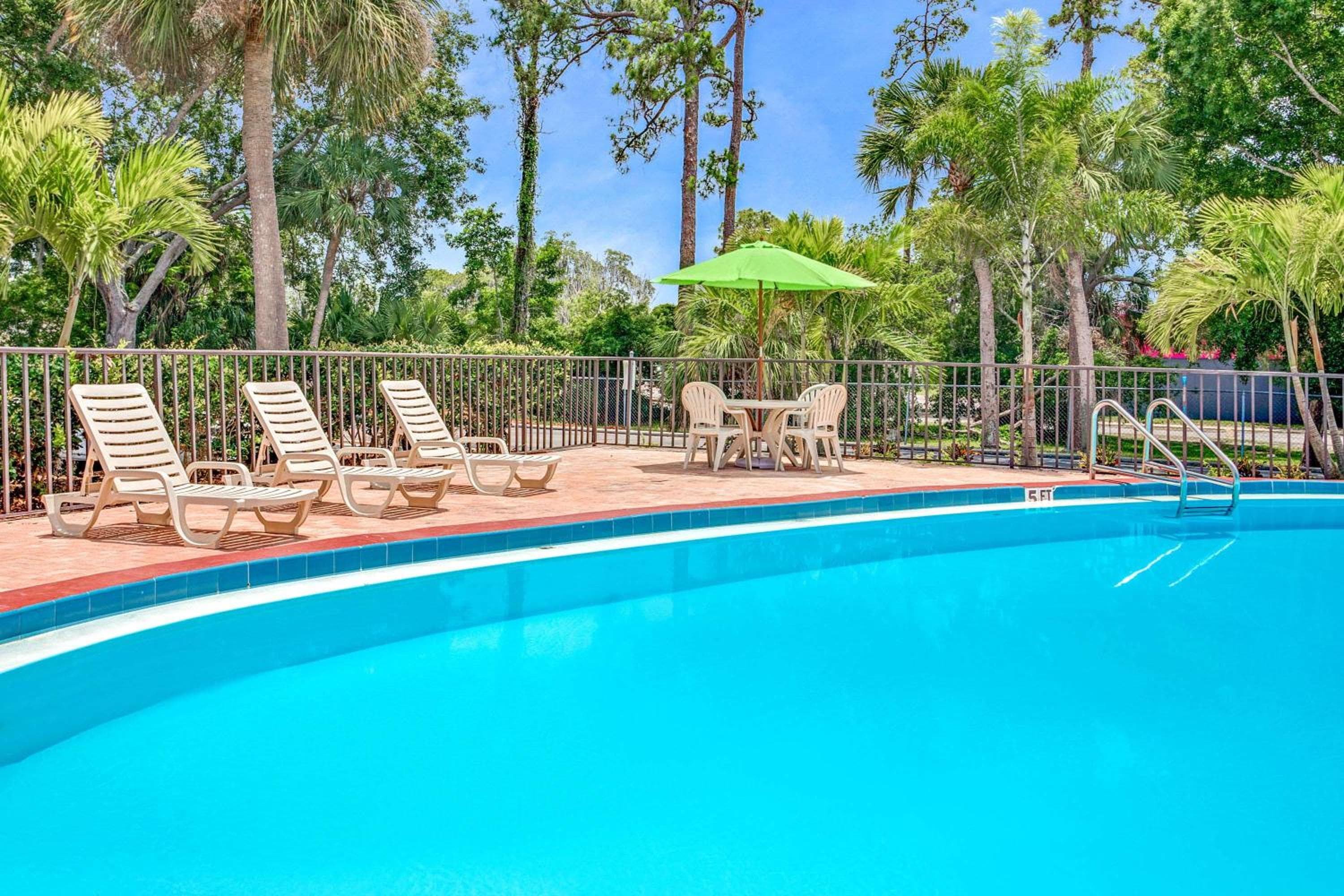 Days Inn by Wyndham Bradenton - Near the Gulf
