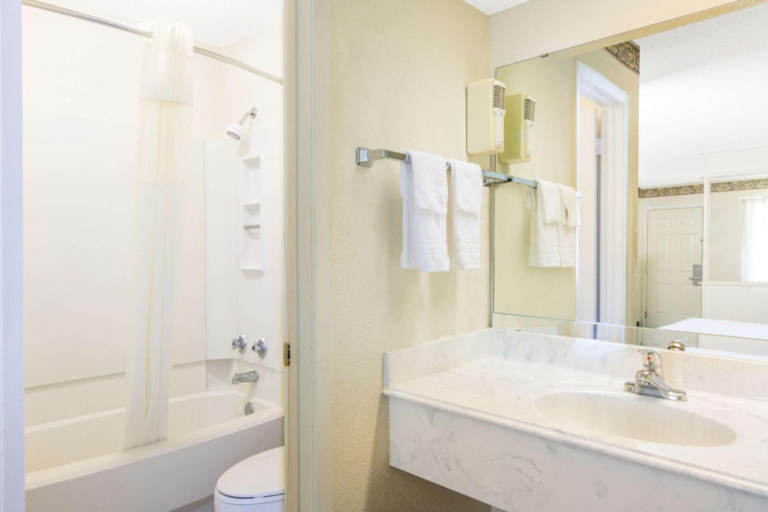 Executive Inn & Suites