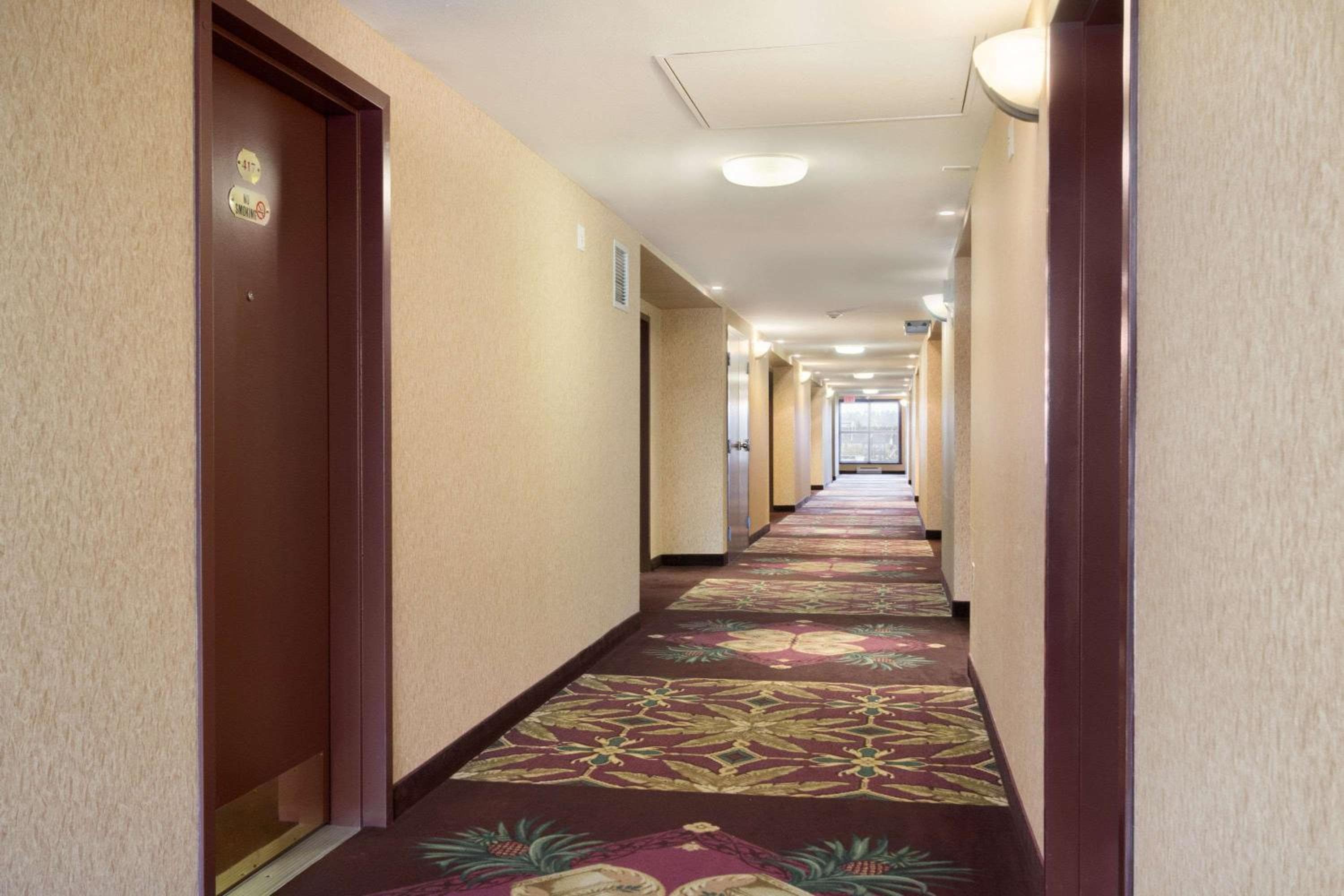 Days Inn & Suites by Wyndham Langley