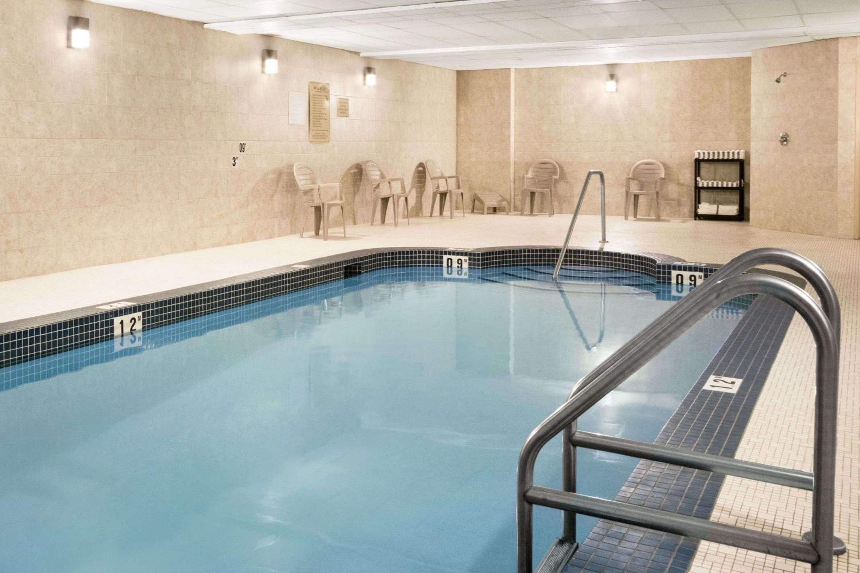 Days Inn & Suites by Wyndham Cochrane