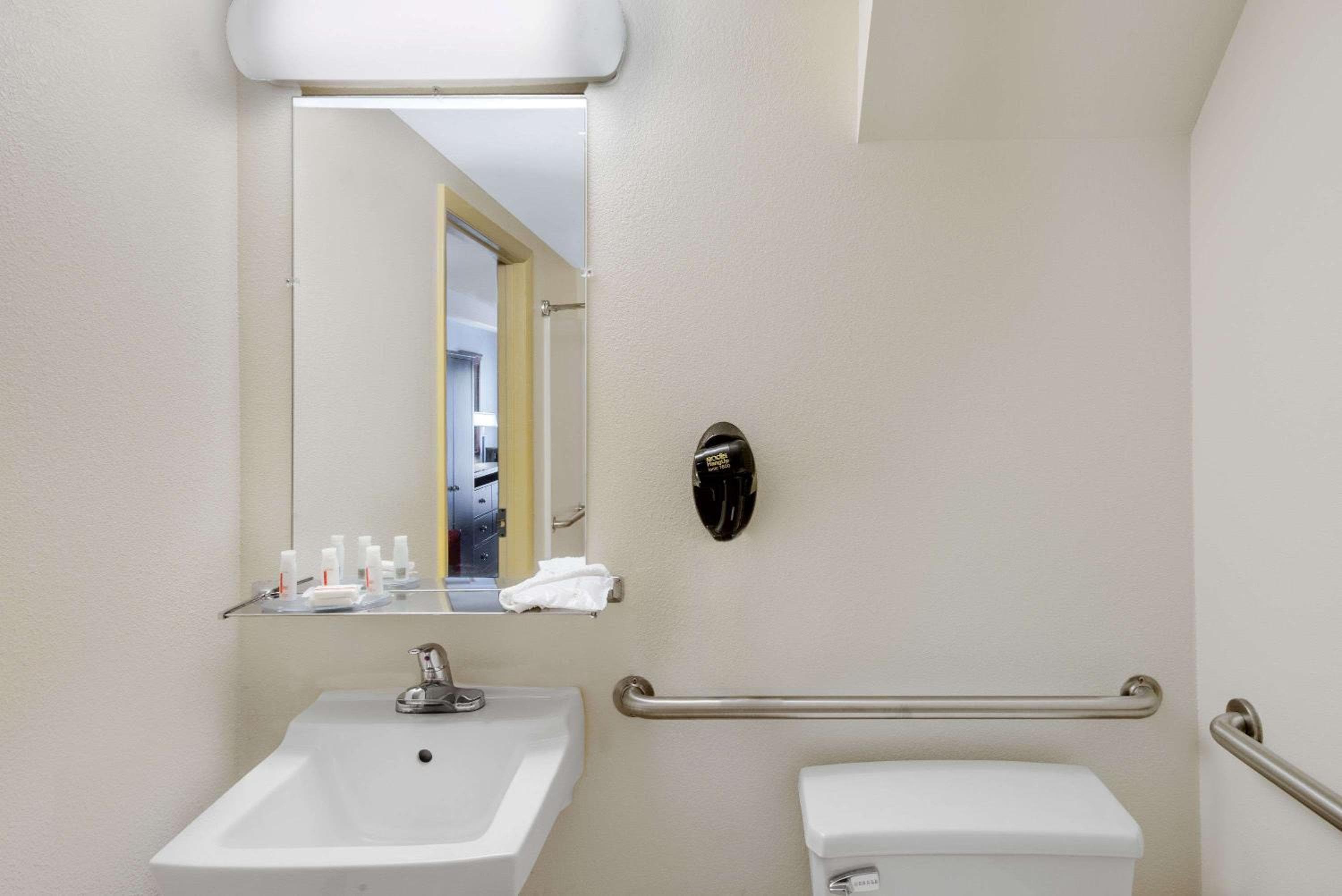 Days Inn by Wyndham Geneva/Finger Lakes
