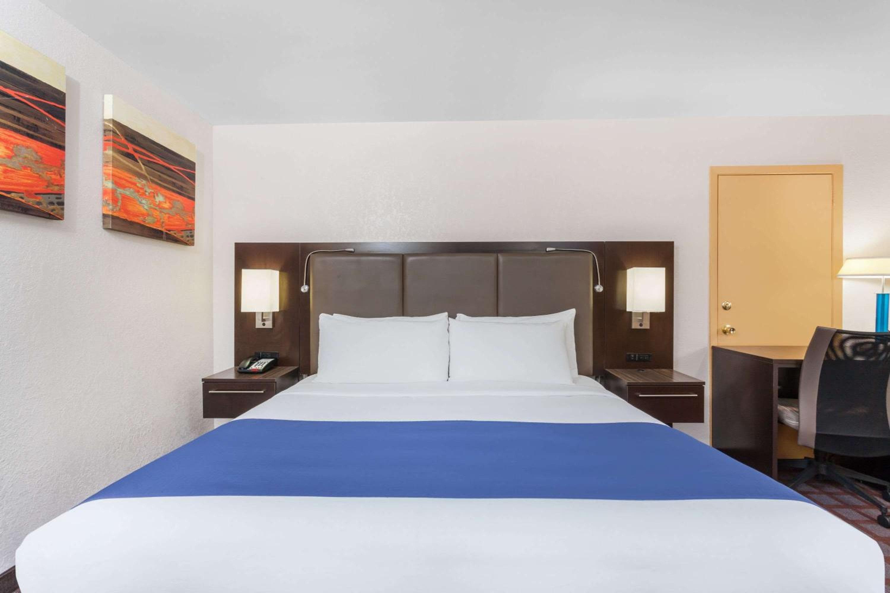 Days Inn by Wyndham Woodbury Long Island