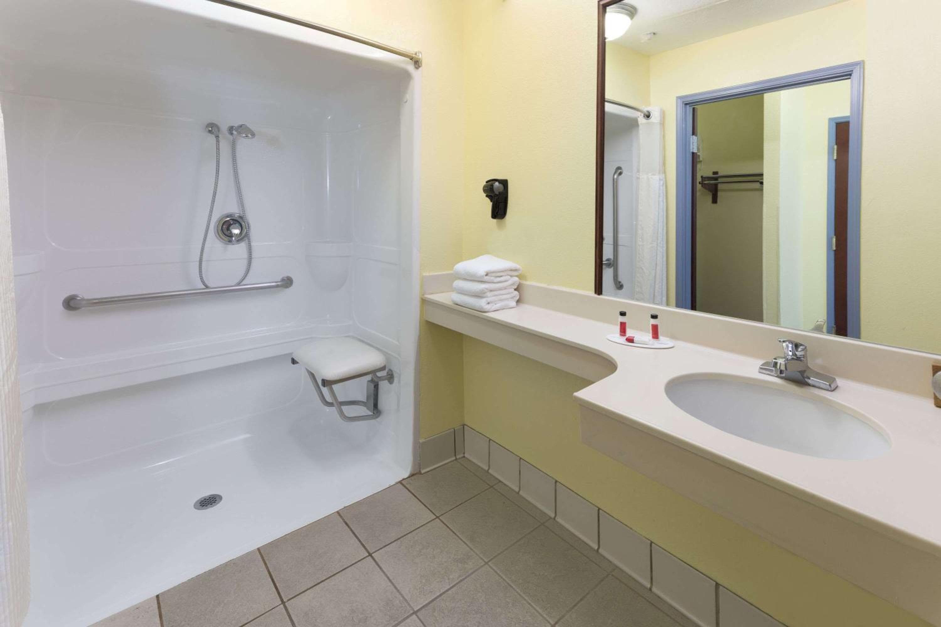 Days Inn & Suites by Wyndham Union City