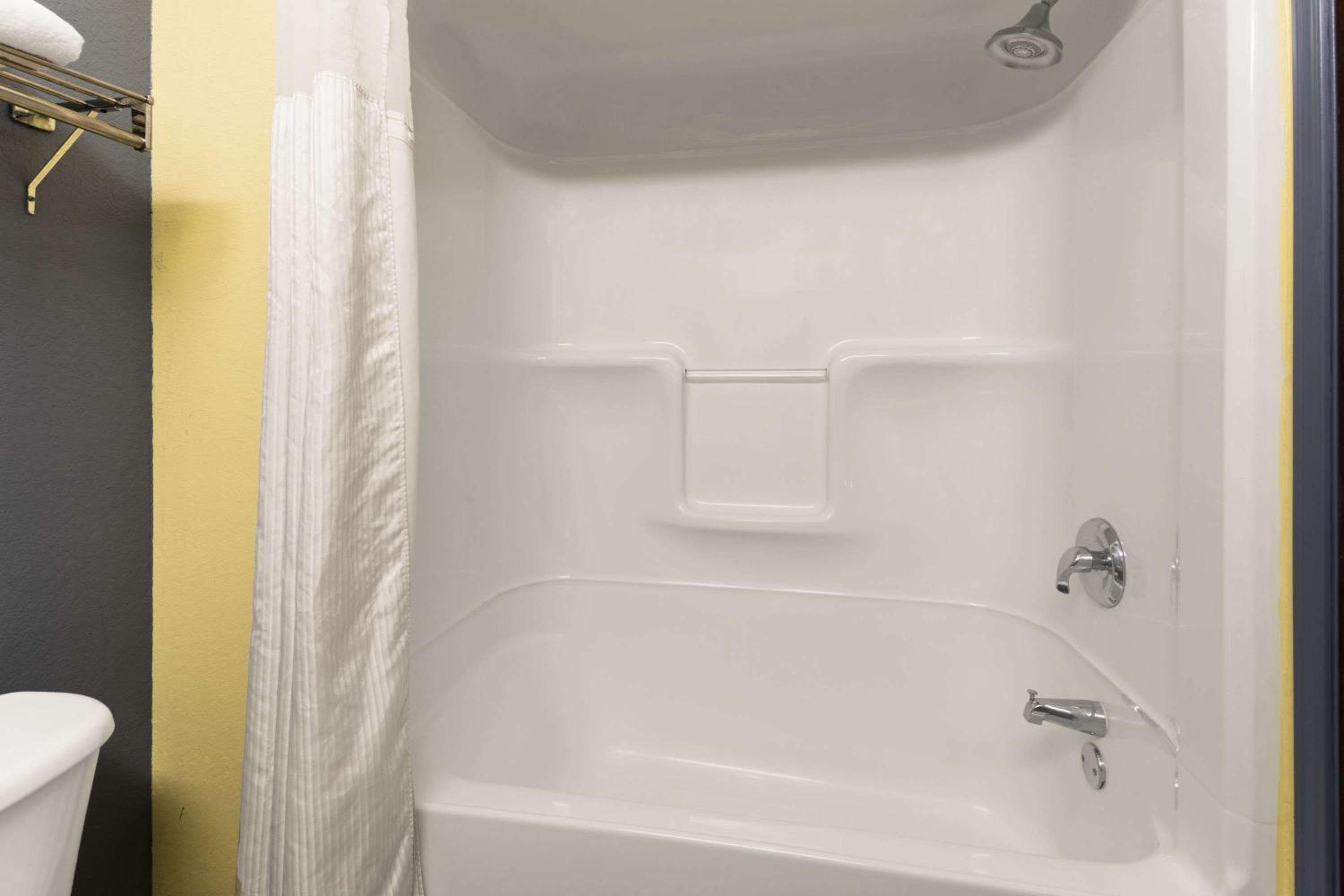 Days Inn & Suites by Wyndham Union City