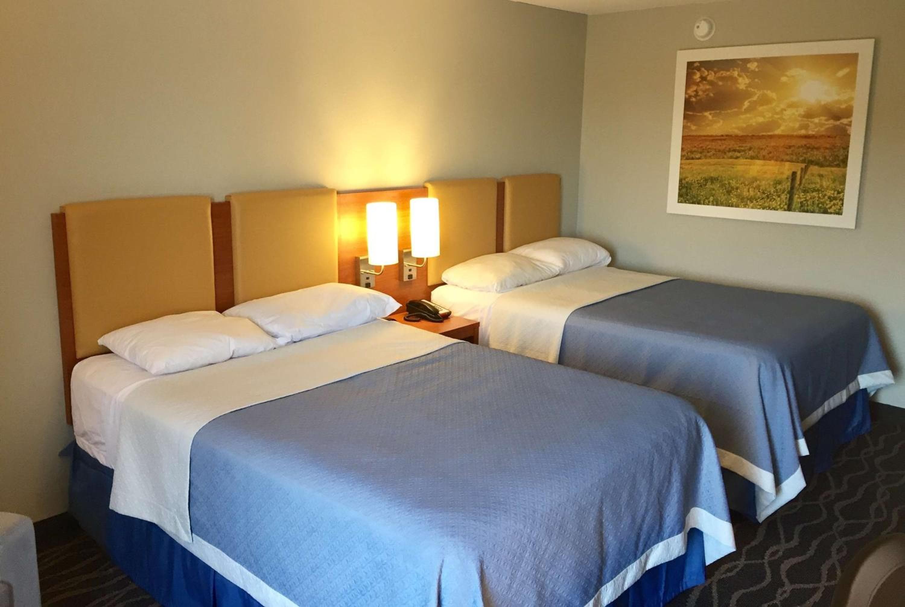 Days Inn & Suites by Wyndham Cincinnati North