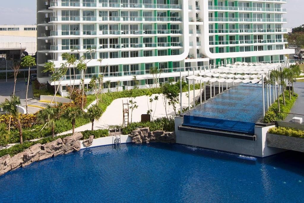 Azure C7 Balcony, Wifi, Near Mall Airport