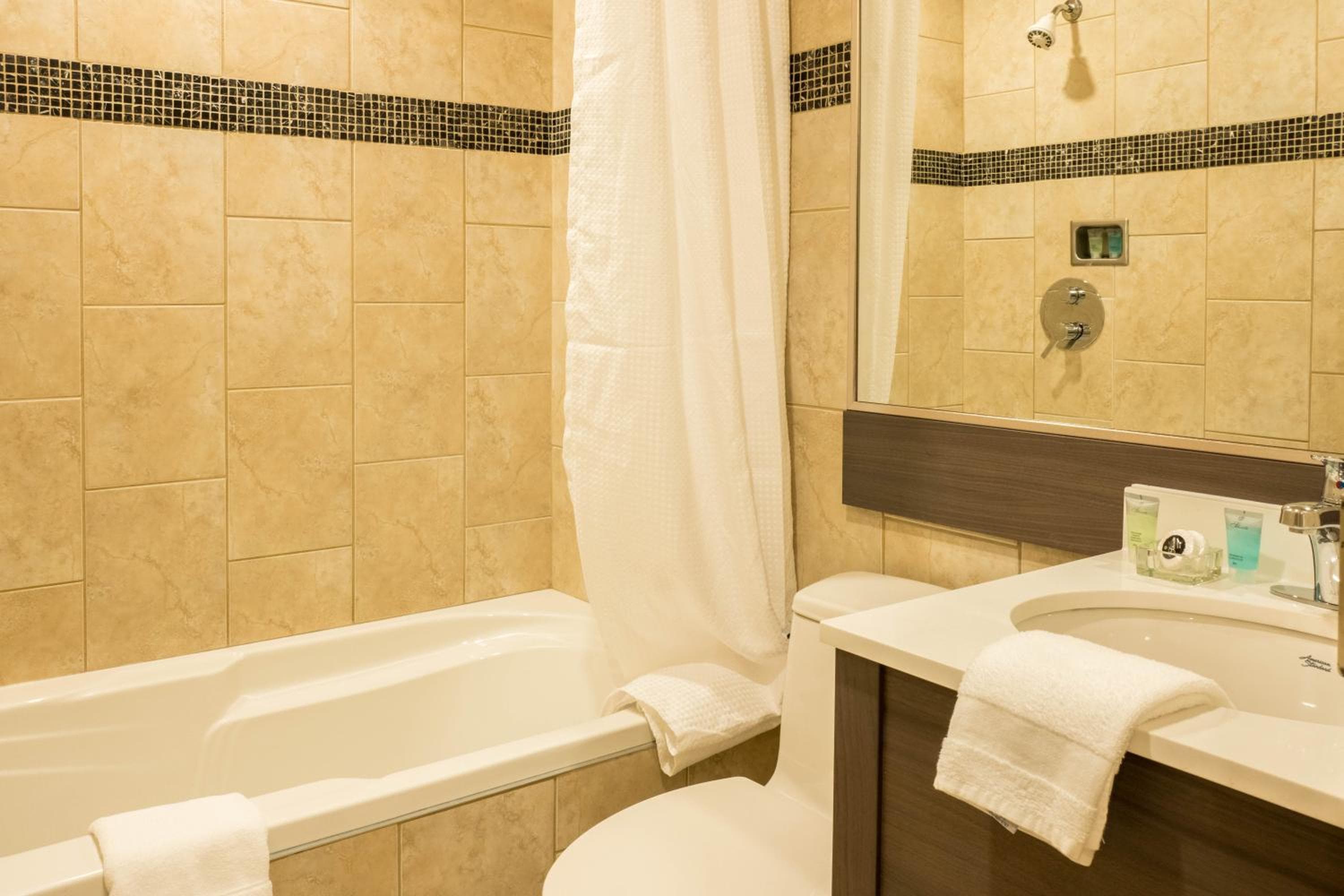 Le Chabrol Hotel & Suites