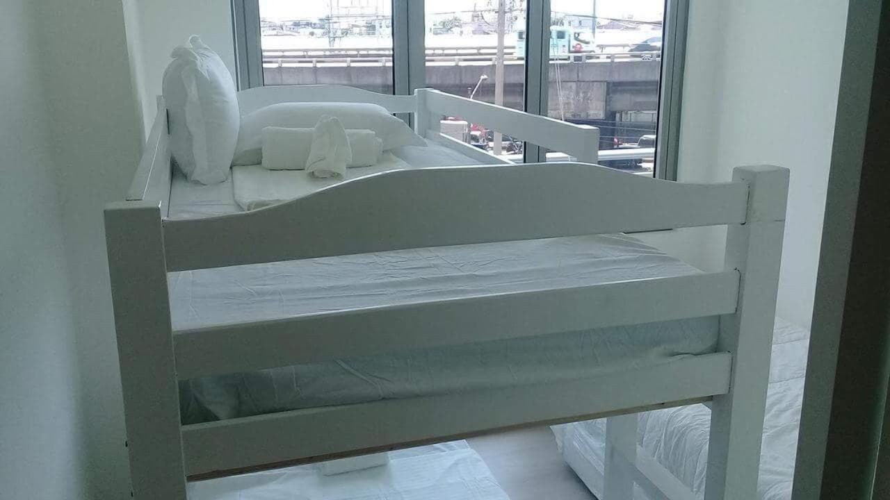 Azure C7 Balcony, Wifi, Near Mall Airport