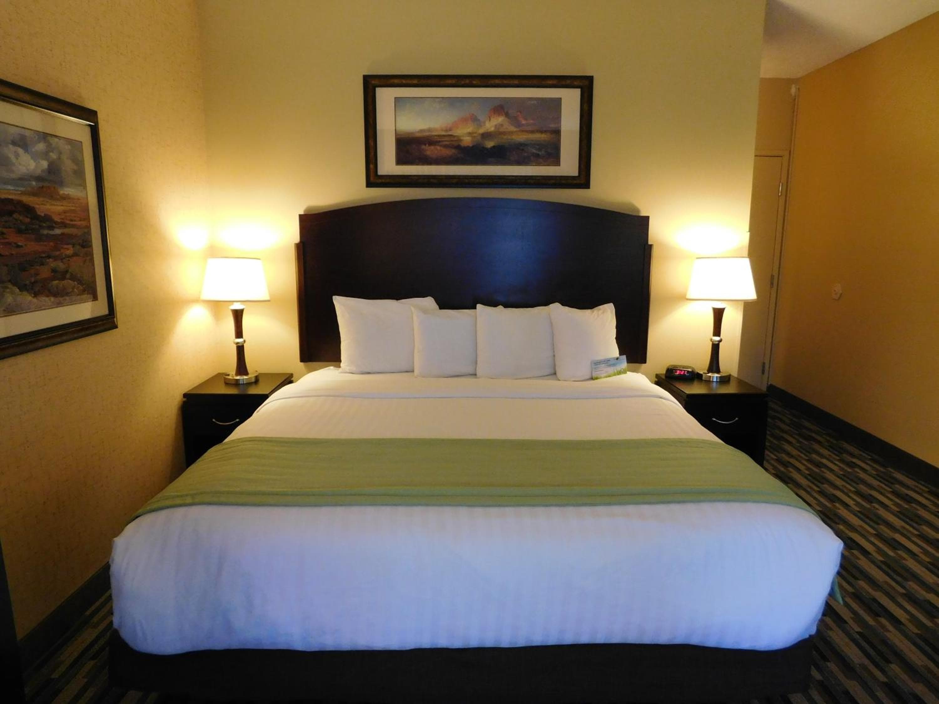 Days Inn & Suites by Wyndham Mesa Near Phoenix
