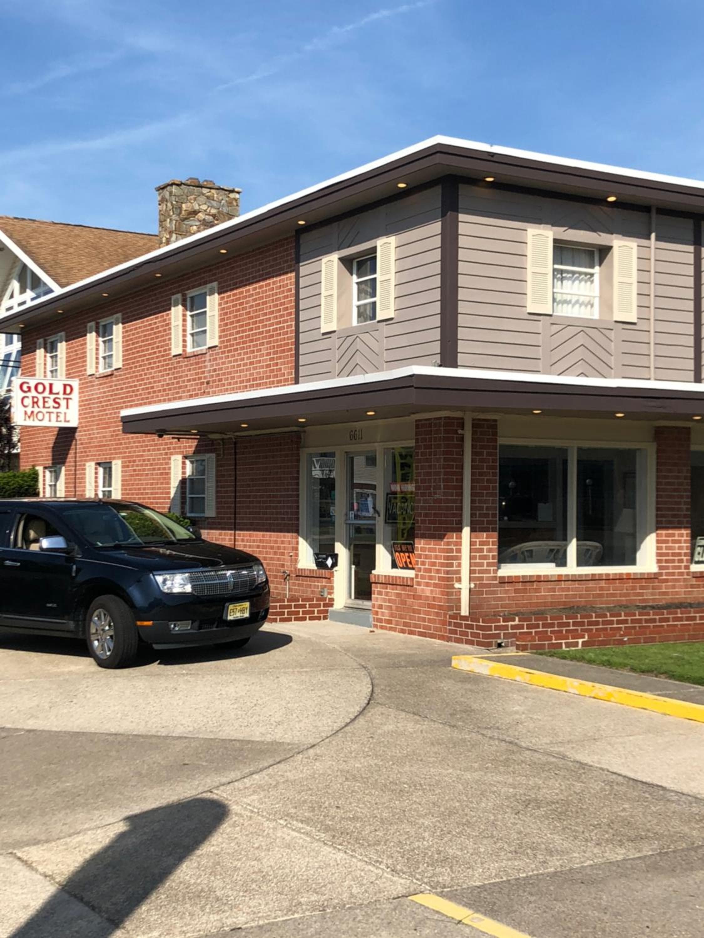 Gold Crest Motel