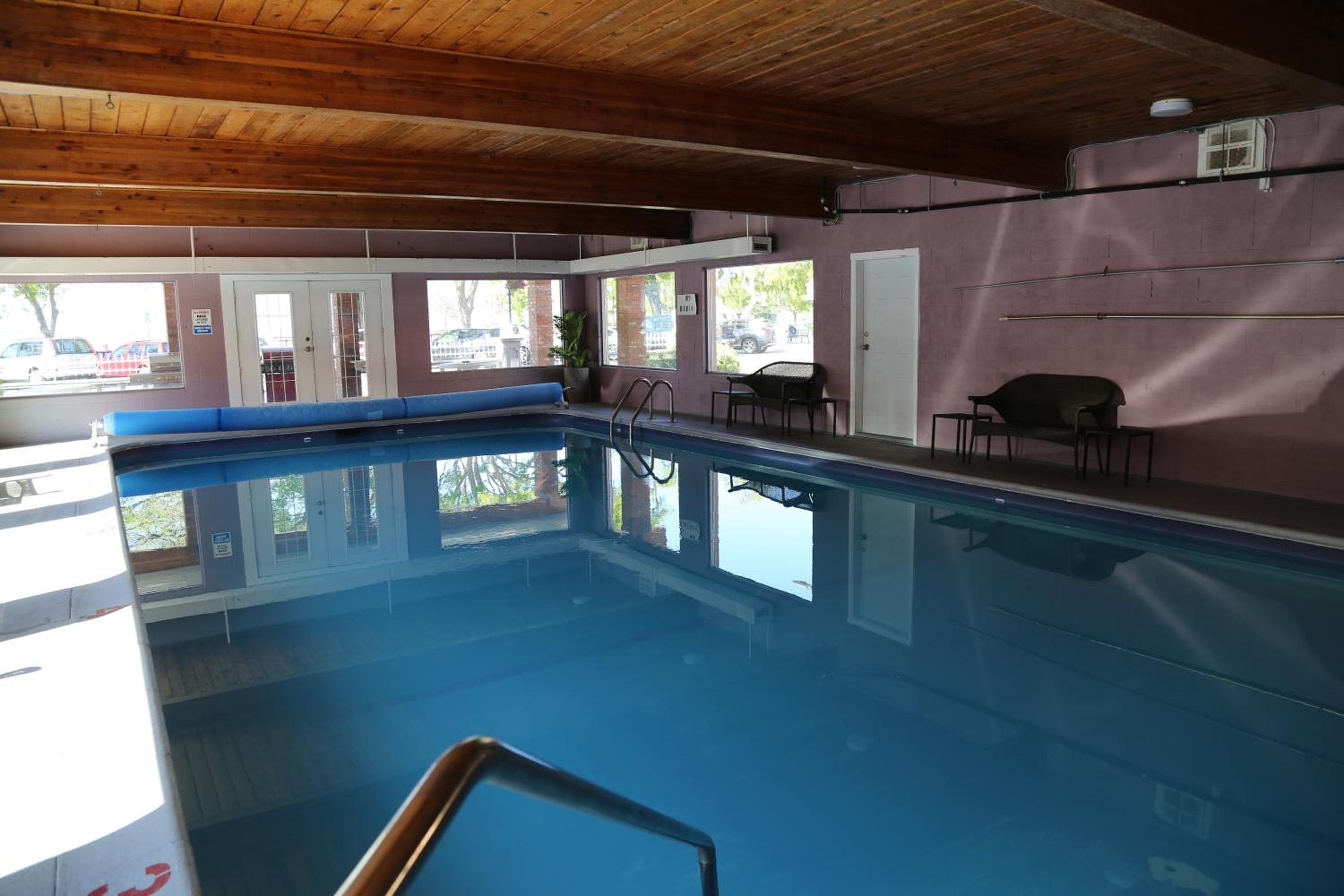 SlumberLodge Hotel