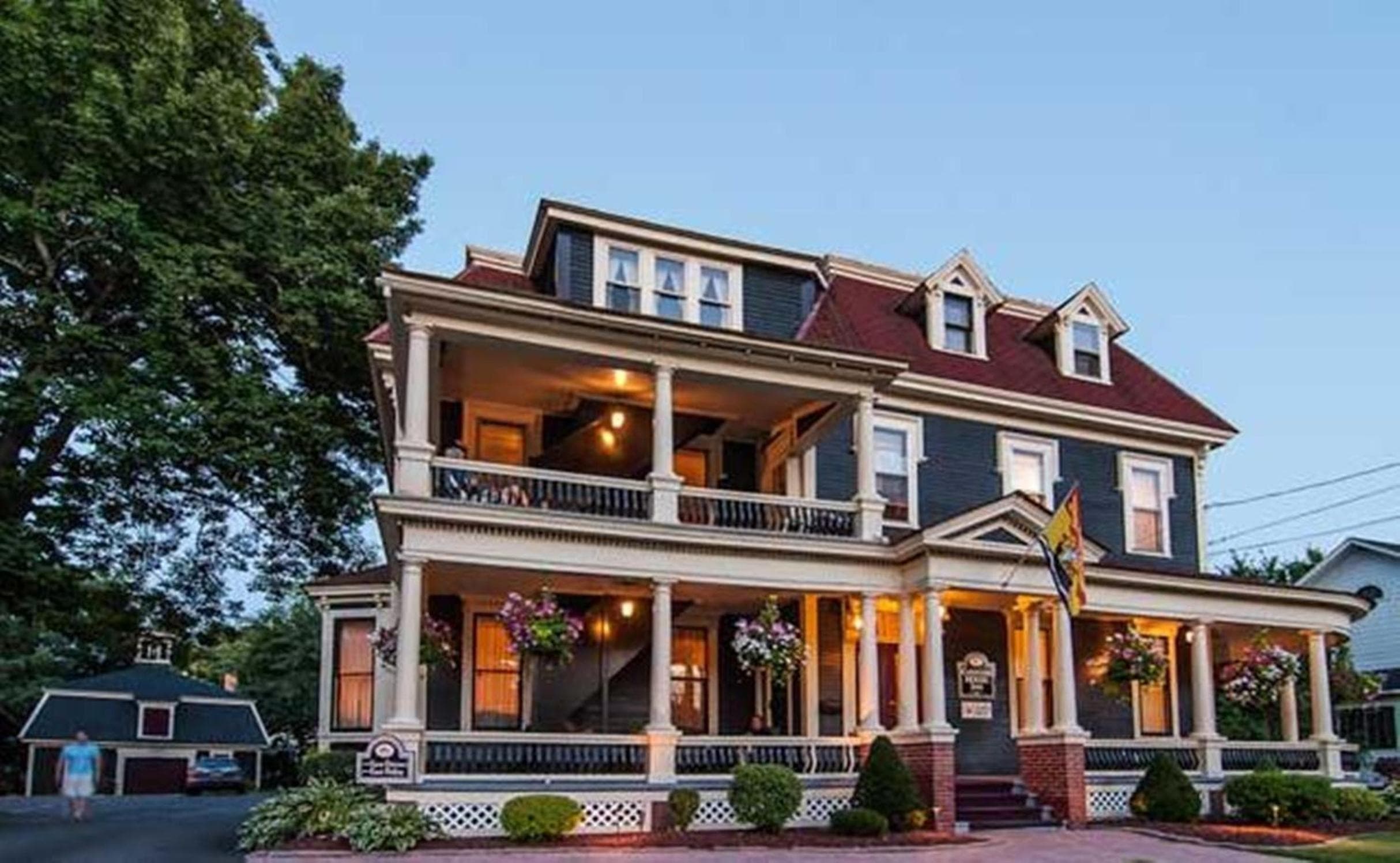 Carriage House Inn